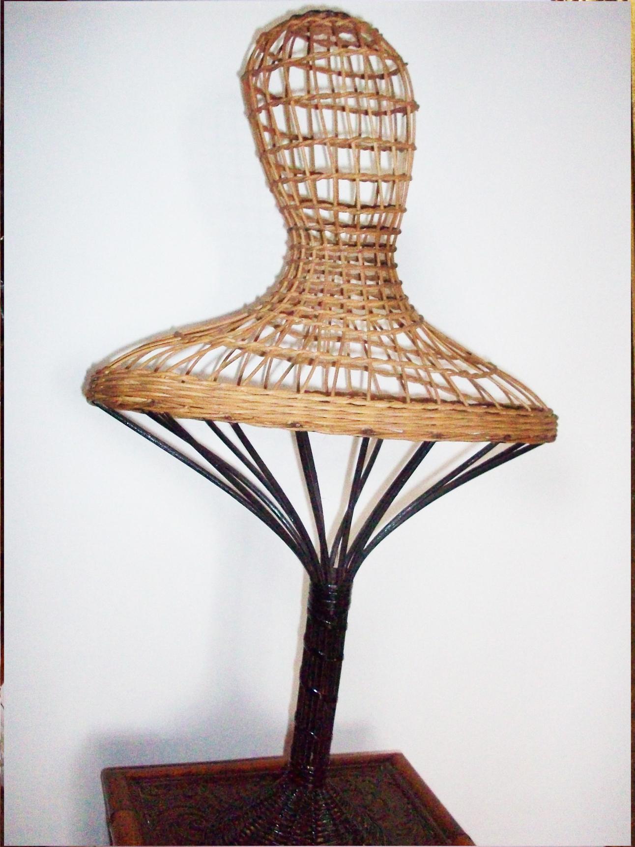 beautiful wicker mannequin head woven in natural color and black color on the base
 It has a very beautiful shape that gives it a very attractive and sculptural appearance. but to be used it is perfect as a decorative item