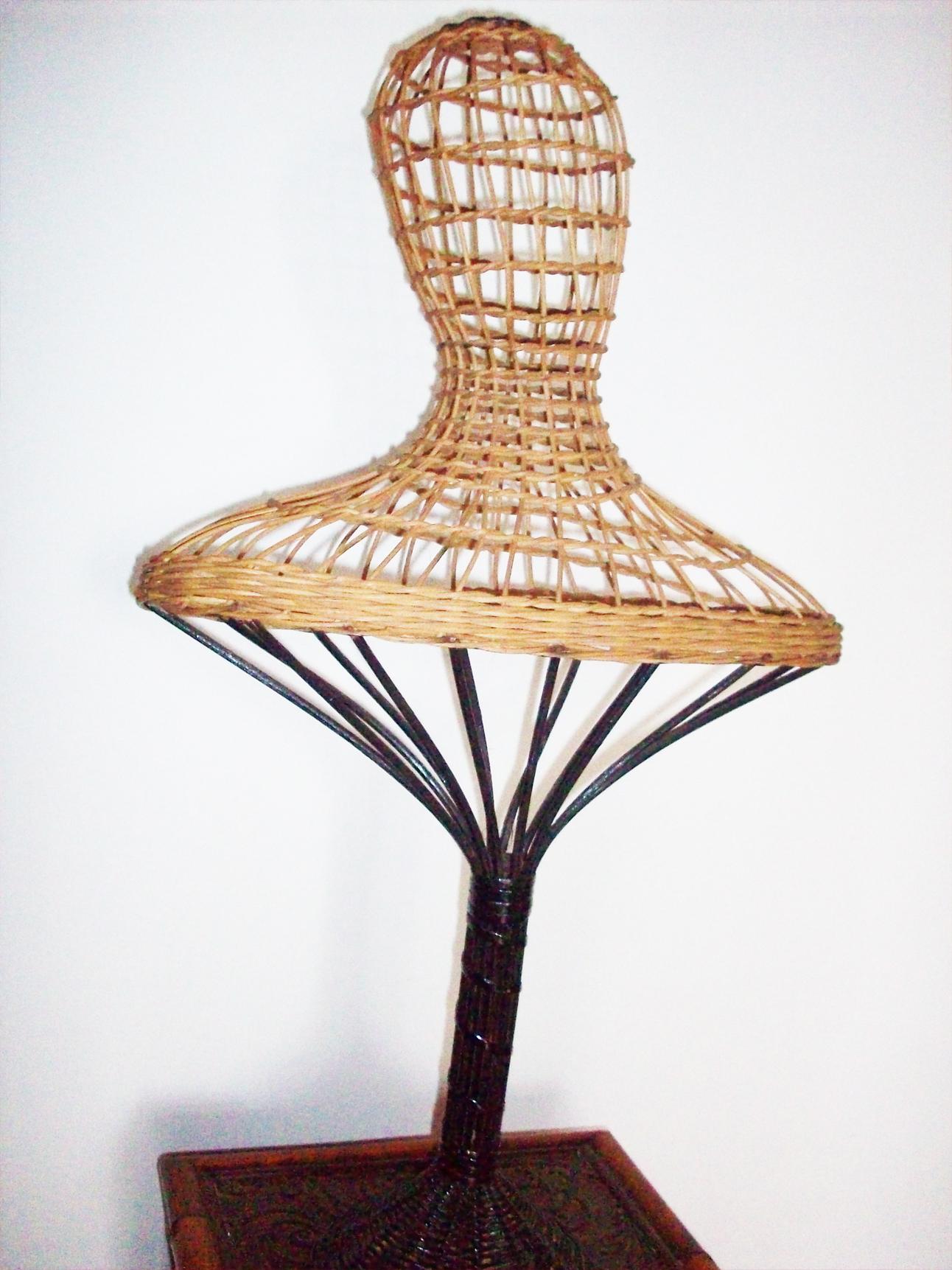 English Wicker Mannequin Head Woven in Natural Color and Black Color on The Base For Sale