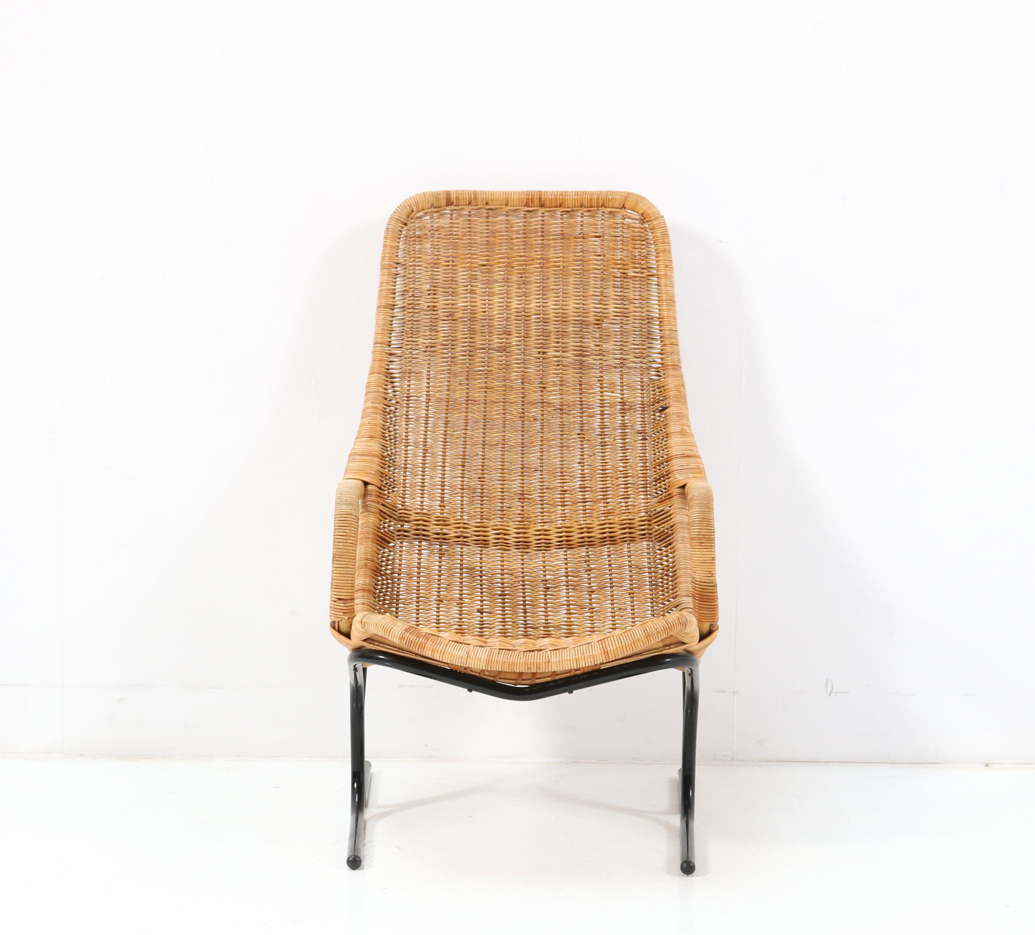 Atemberaubender Mid-Century Modern 514 Lounge Chair.
Entwurf von Dirk van Sliedrecht für Gebroeders Jonker Noordwolde.
Auffälliges niederländisches Design aus den 1960er Jahren.
Warmer, natürlicher Geflechtsitz auf dem originalen, schwarz