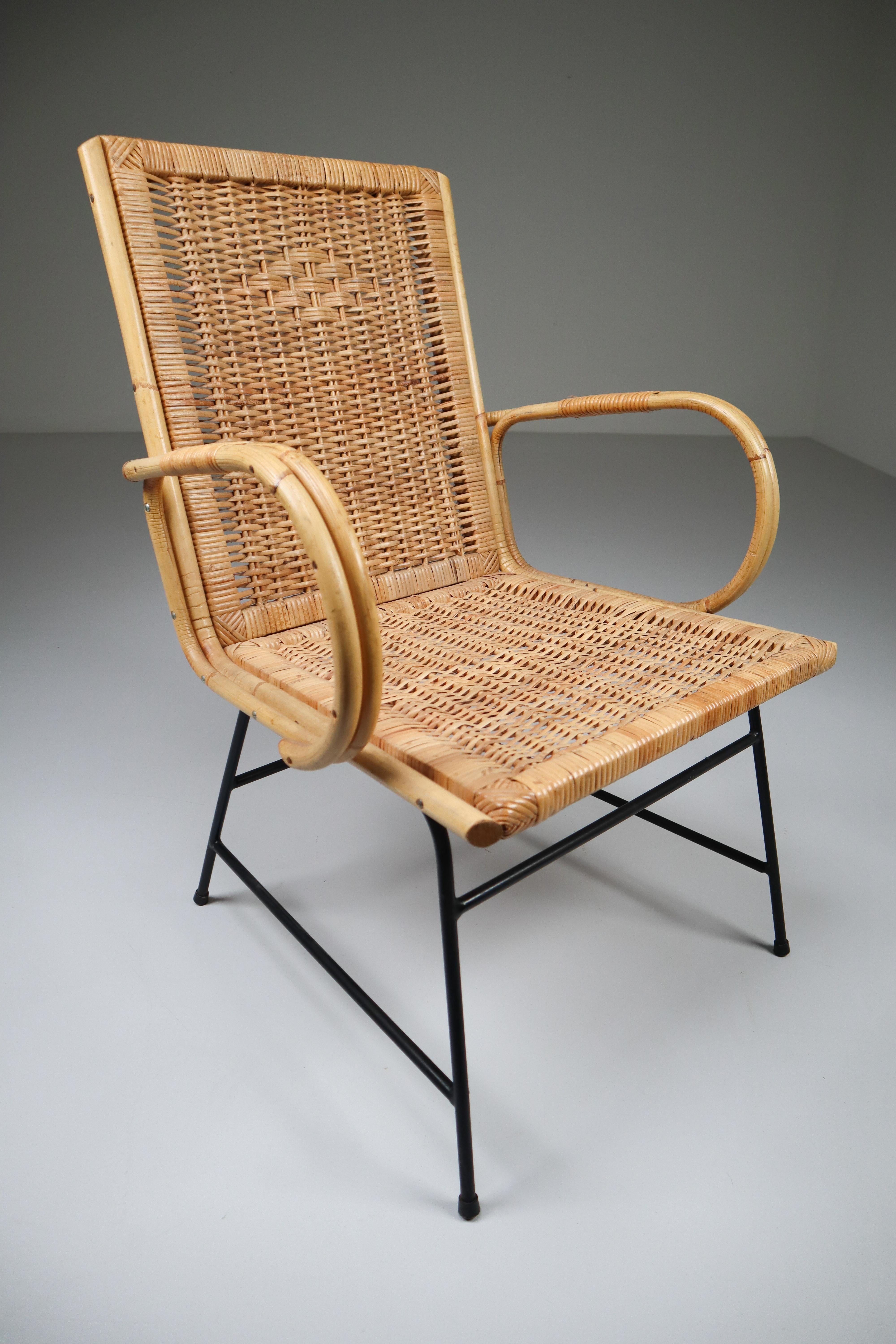 Wicker Midcentury Armchair Designed and Produced in France, 1960s In Good Condition In Almelo, NL