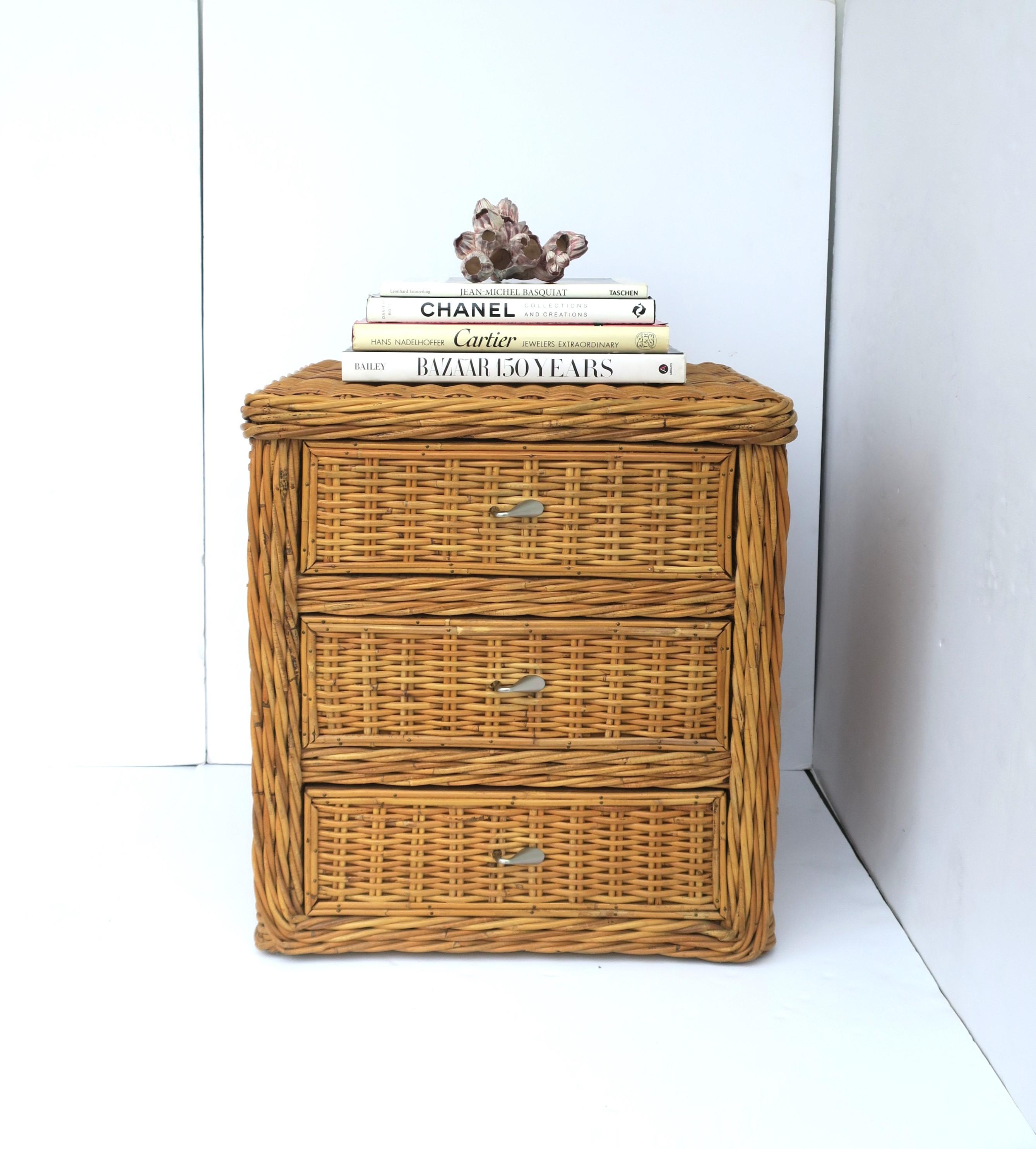 Wicker Nightstand Night Stand Table or End Table with Storage Draws In Good Condition For Sale In New York, NY