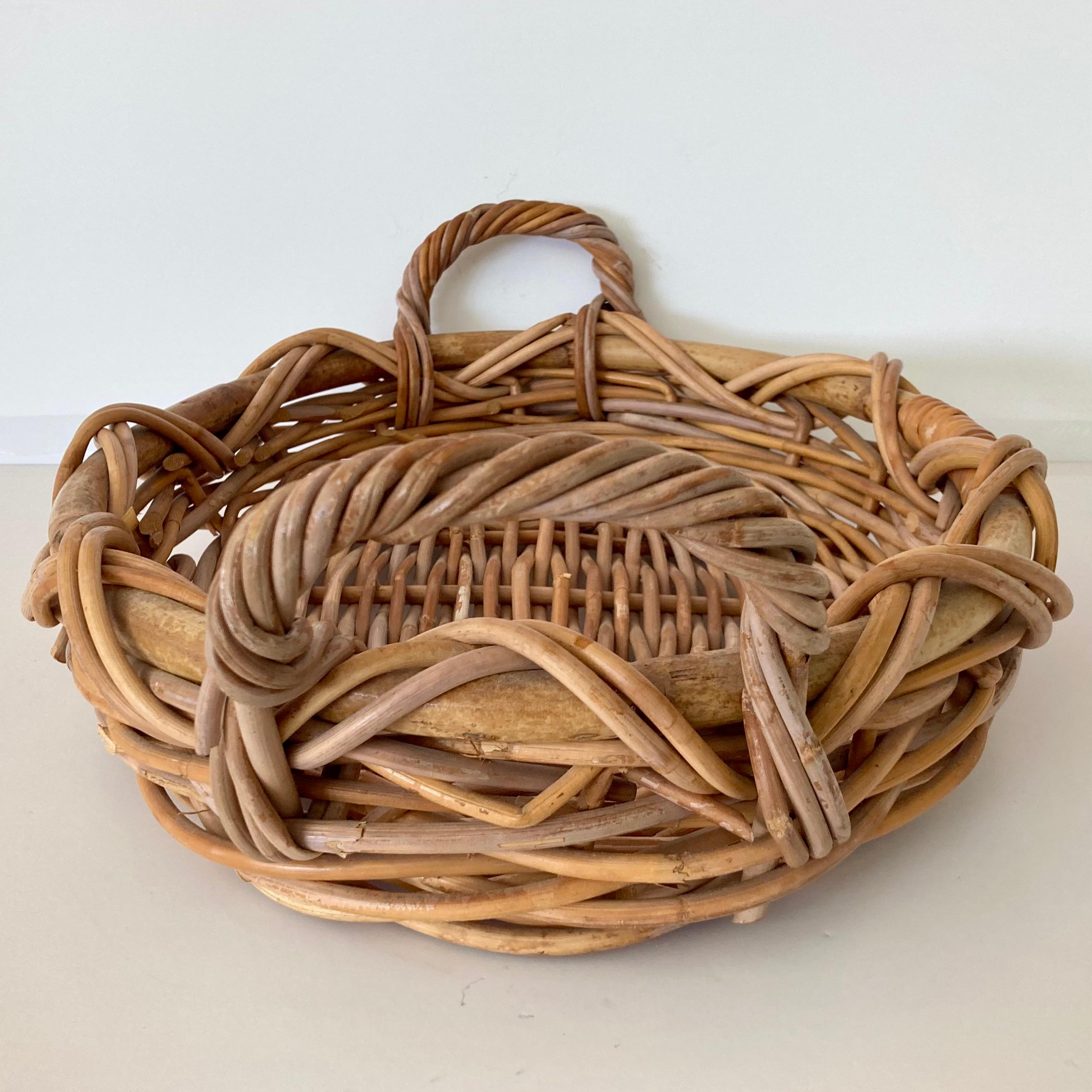 Wicker Oval Breakfast Tray In Good Condition For Sale In Los Angeles, CA