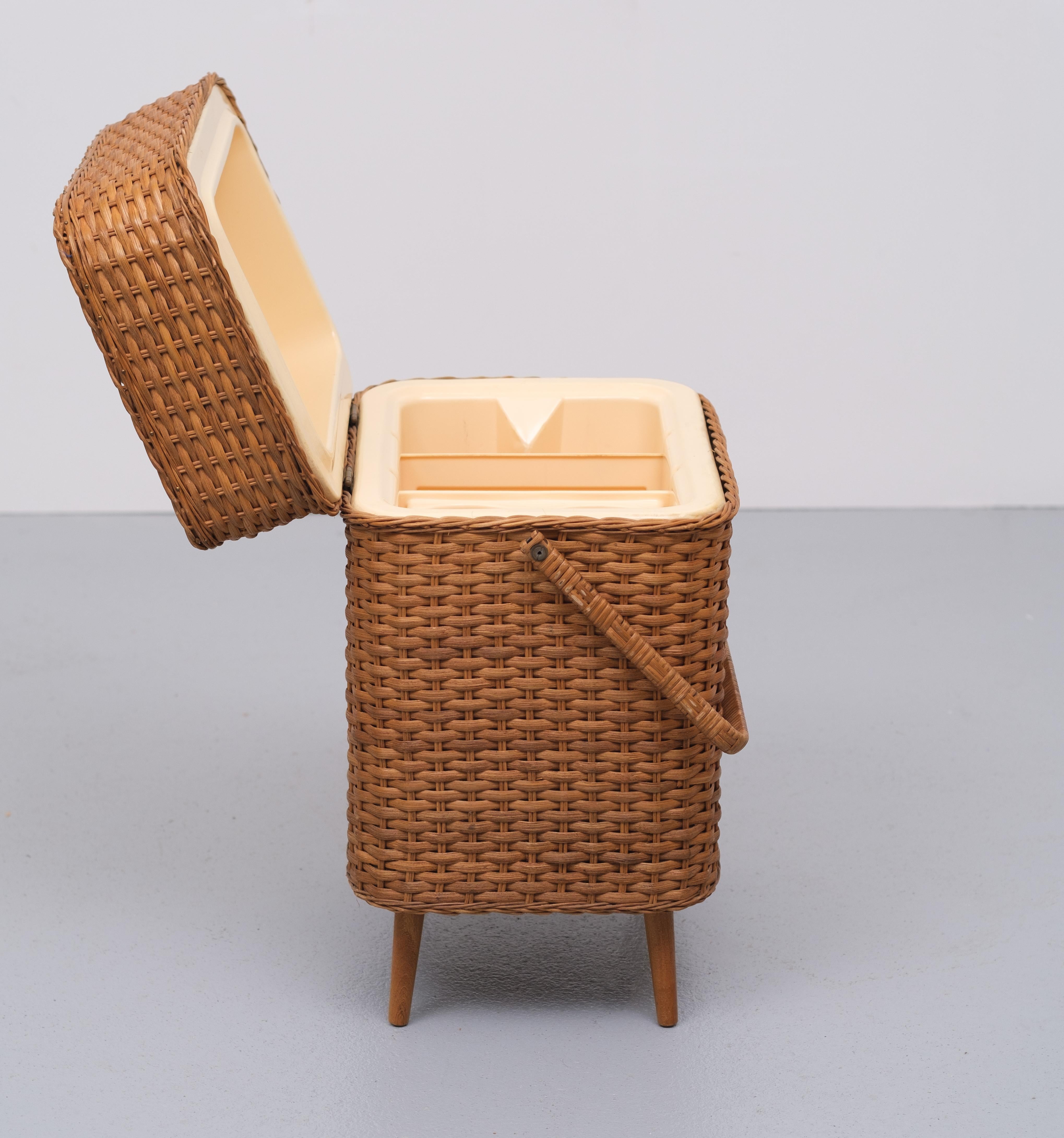 Wicker Picnic Basket 1960s, Holland 4