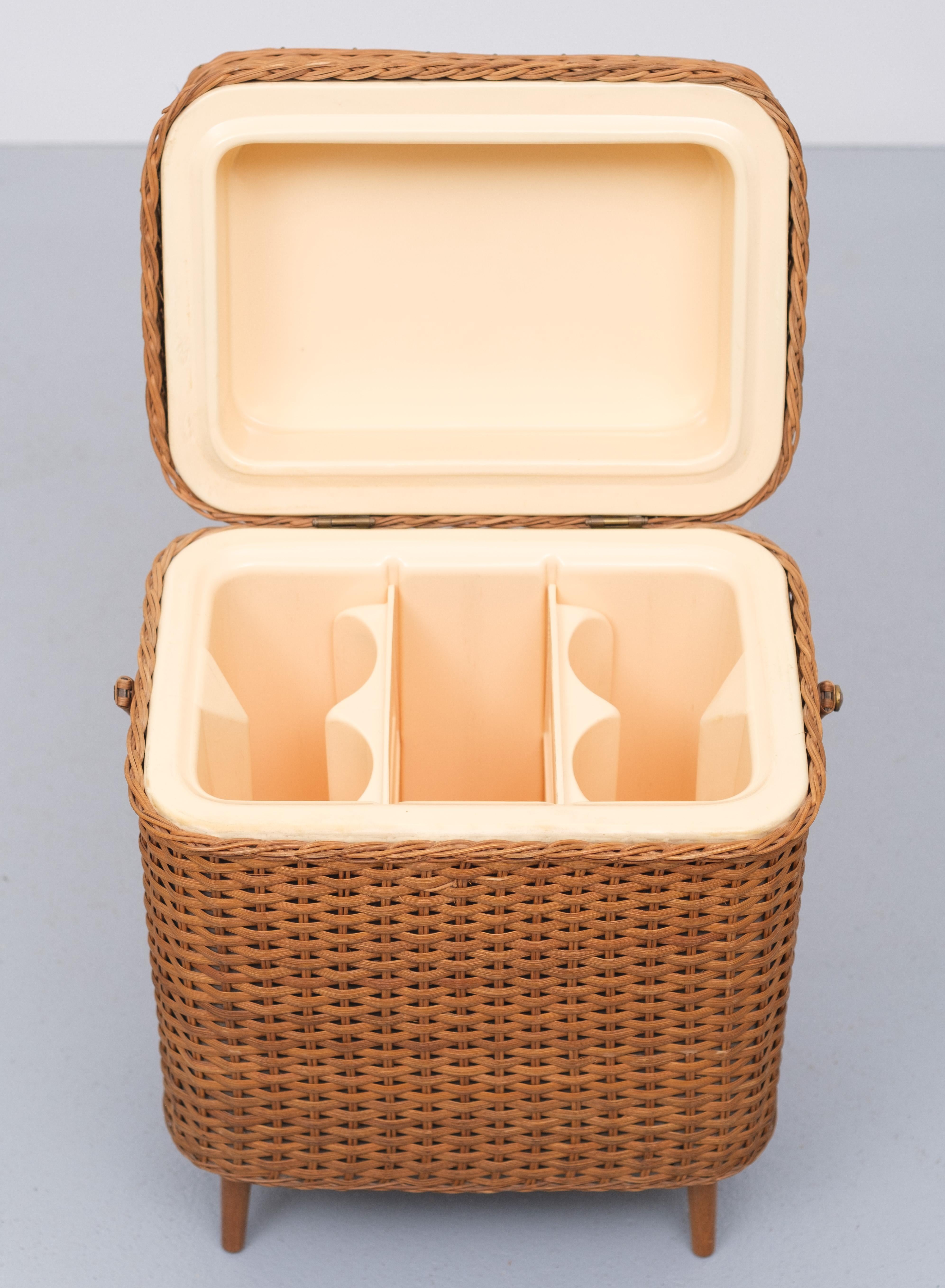 1960s picnic basket