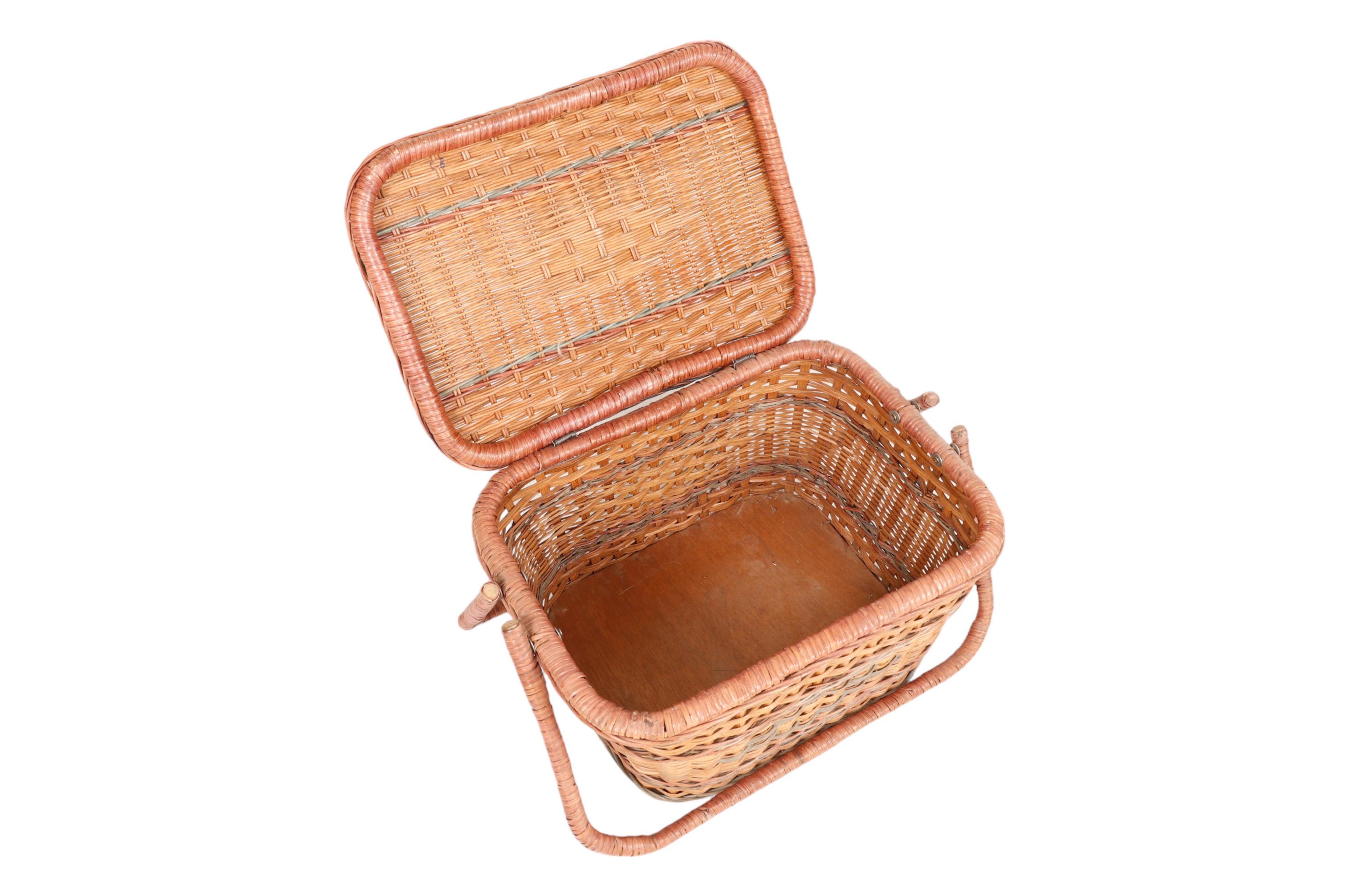 Wicker Picnic Hamper Basket In Good Condition For Sale In Bradenton, FL