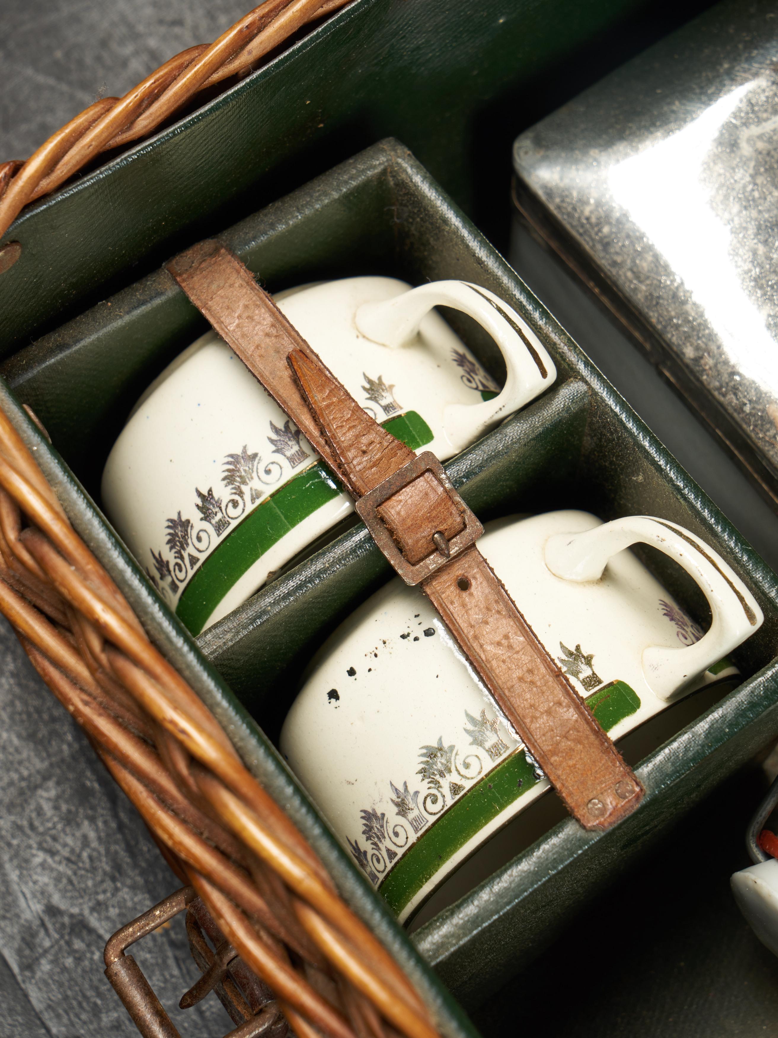 Wicker Picnic Hamper Complete with Ceramic Plates and Cups De Choisy-le Roi 5