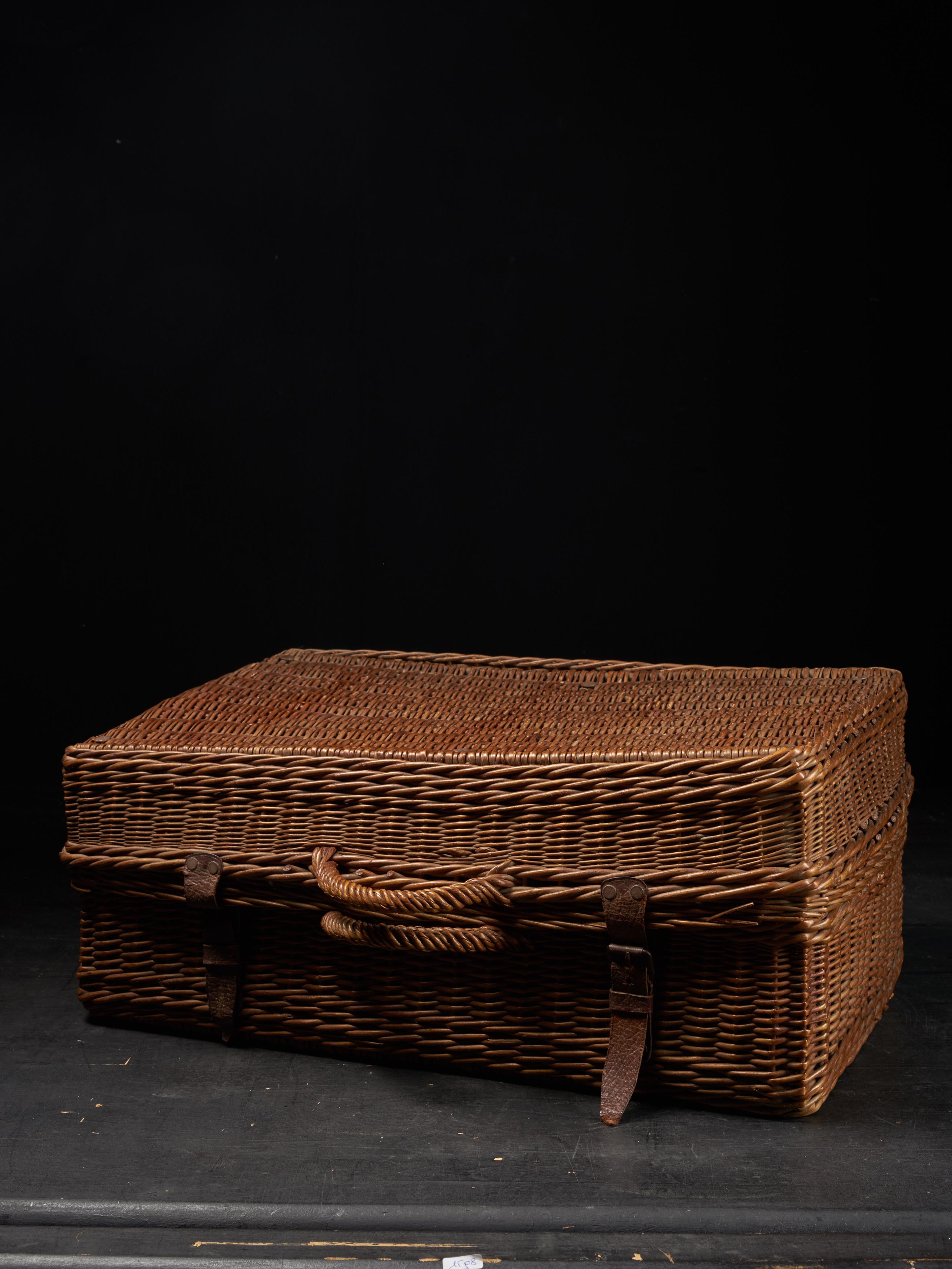 This French picnic basket for four was made to last with quality construction and stylish
details. Beautifully handcrafted using full reed willow and genuine leather
straps, the basket includes ceramic plates, ceramic drinking cups, and