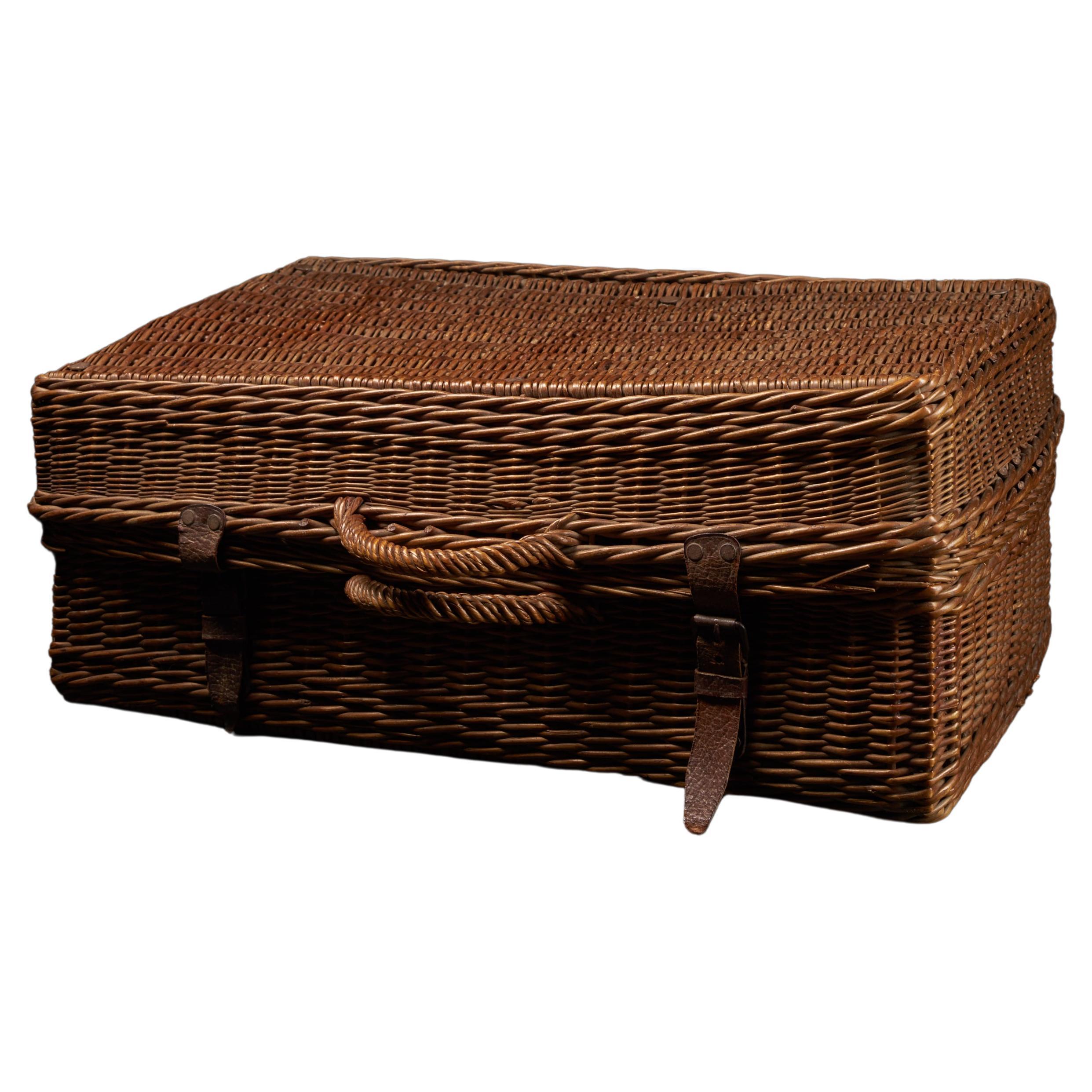 This French picnic basket for four was made to last with quality construction and stylish
details. Beautifully handcrafted using full reed willow and genuine leather
straps, the basket includes ceramic plates, ceramic drinking cups, and