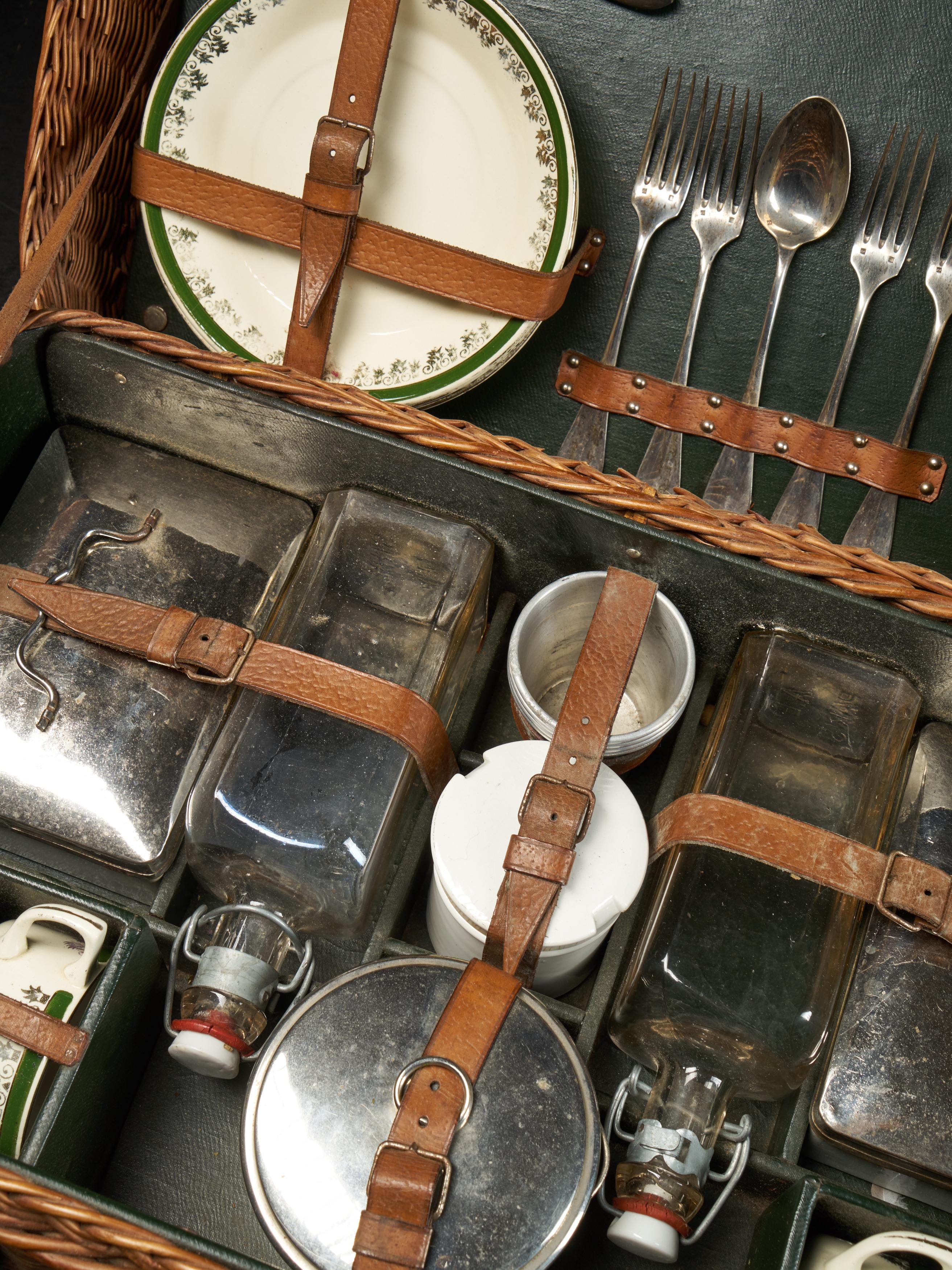 Wicker Picnic Hamper Complete with Ceramic Plates and Cups De Choisy-Le Roi In Good Condition For Sale In Leuven , BE