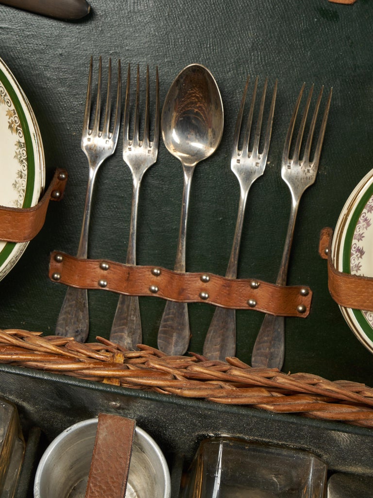 Wicker Picnic Hamper Complete with Ceramic Plates and Cups De Choisyle