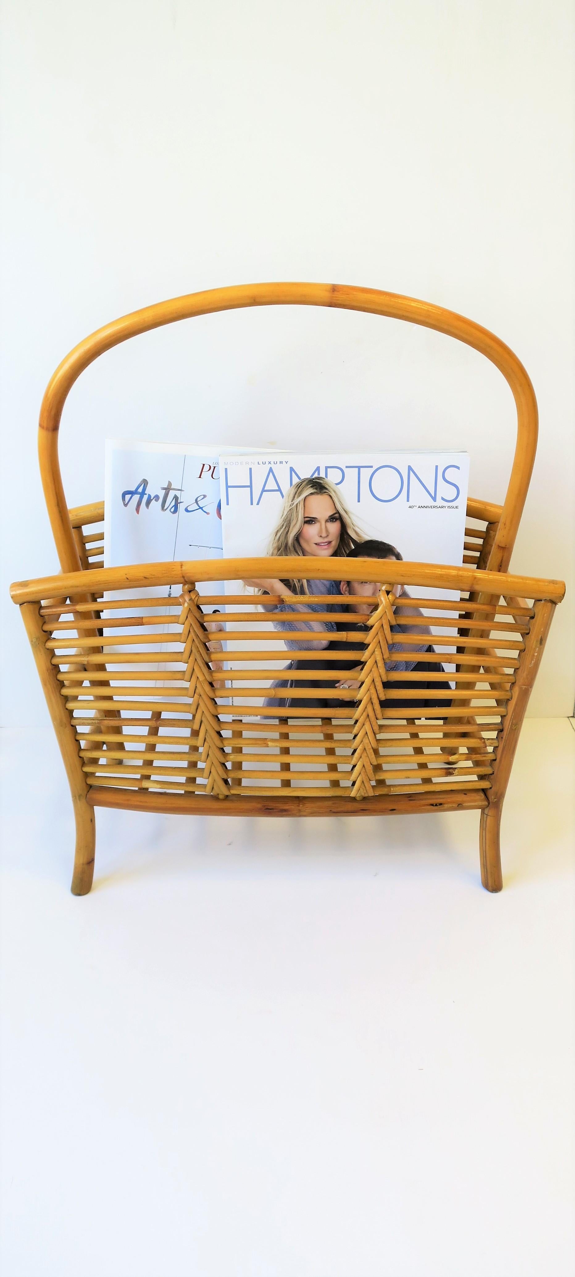Wicker Rattan Magazine Holder Stand In Good Condition For Sale In New York, NY