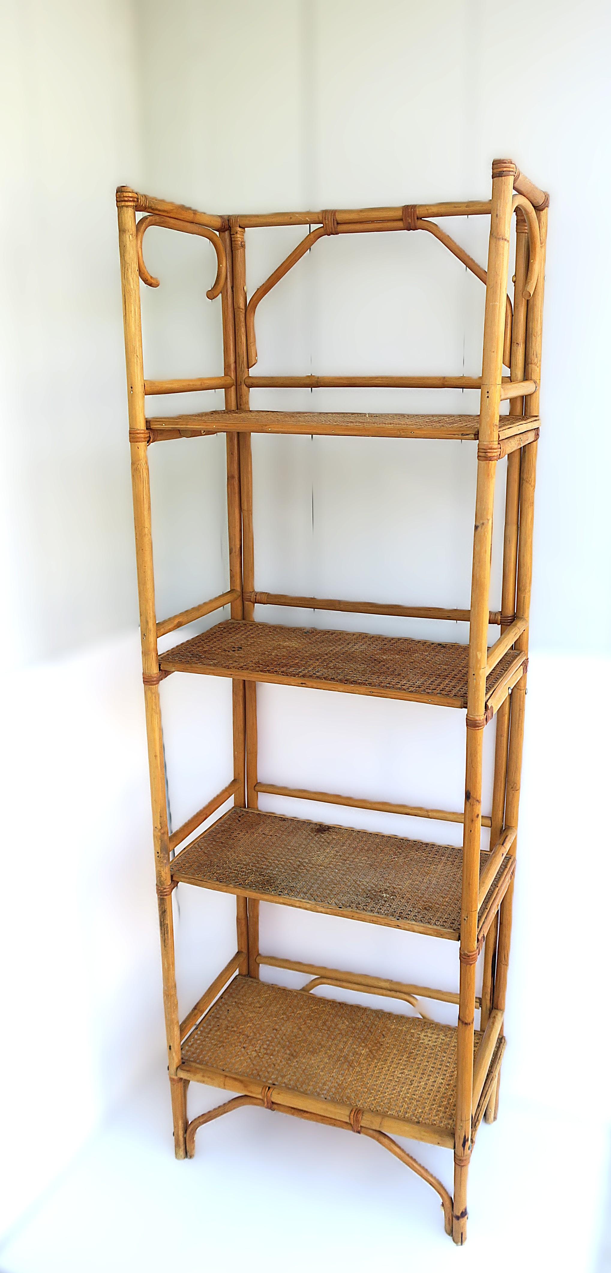 Libreria Étagère in vimini e canna di rattan, design boemo, circa metà o fine del XX secolo, anni '60-'70. Libreria Étagère in rattan a quattro livelli con ripiani rivestiti in canna. L'altezza dello spazio tra i ripiani dal basso verso l'alto è di