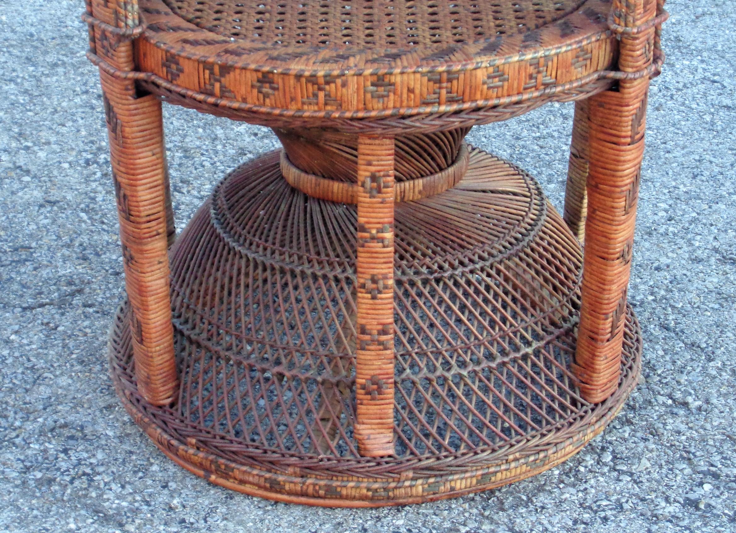 Mordenzato Sedia Emmanuelle in vimini con pavone Circa 1970 in vendita