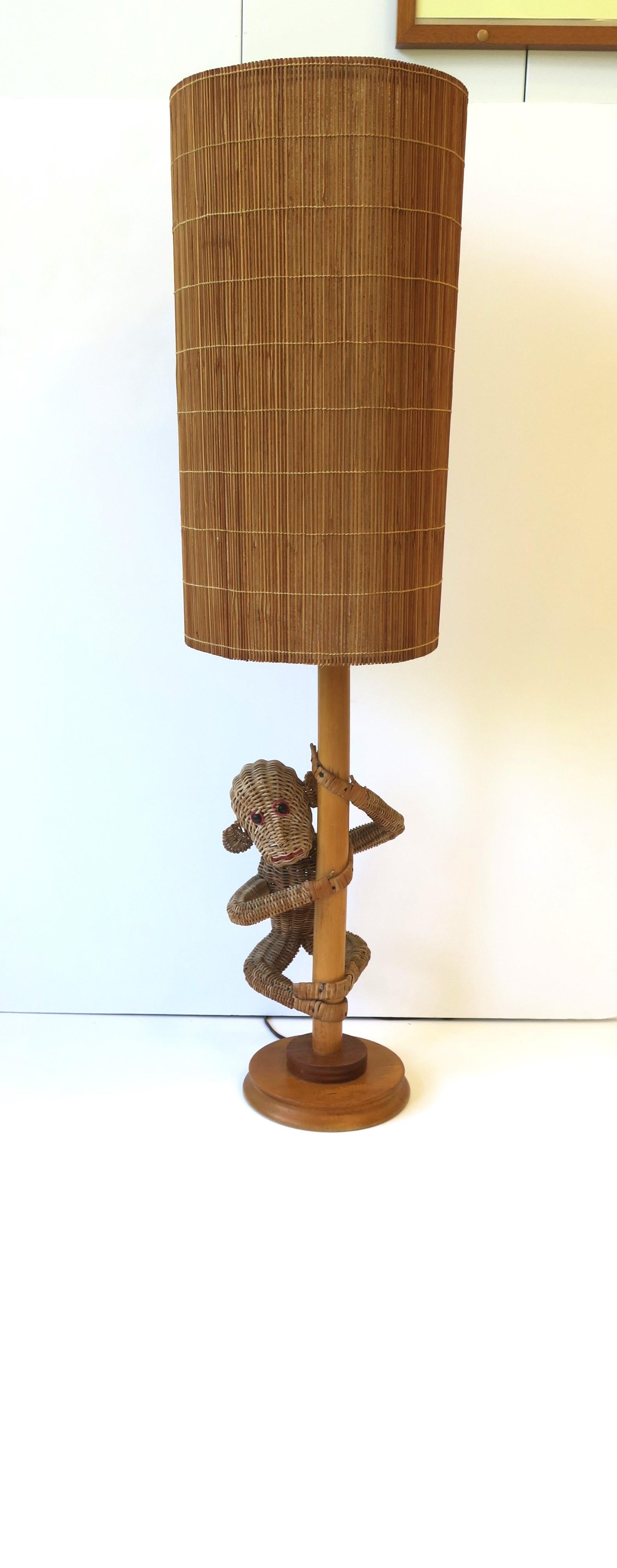 Tissé à la main Lampe singe en rotin avec abat-jour en osier dans le style The Lopez, vers les années 1970 en vente