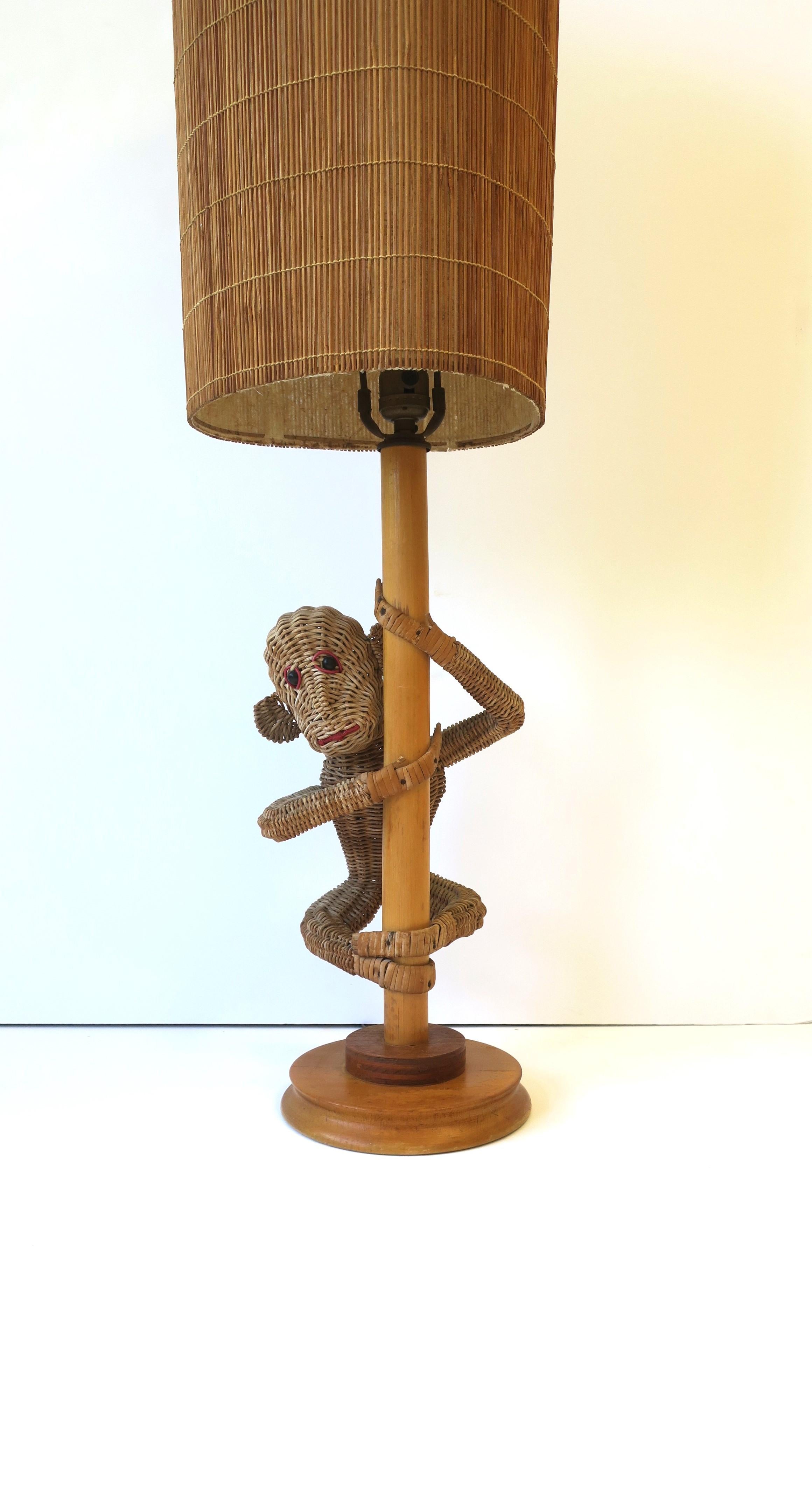Lampe singe en rotin avec abat-jour en osier dans le style The Lopez, vers les années 1970 Bon état - En vente à New York, NY