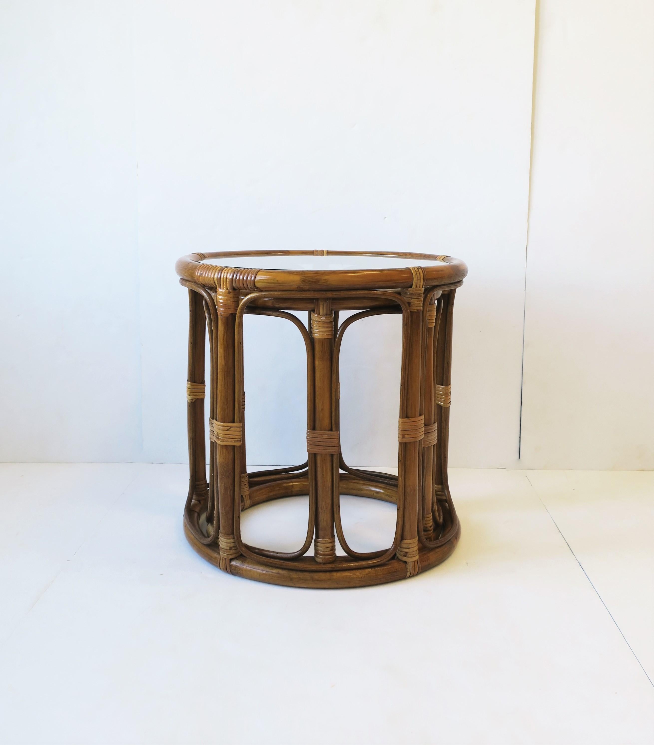 A pair/set of wicker rattan bentwood nesting/stacking side/drinks/cocktail tables with glass tops, circa late 20th century. A versatile set. 

Dimensions include: 
Top table: 19