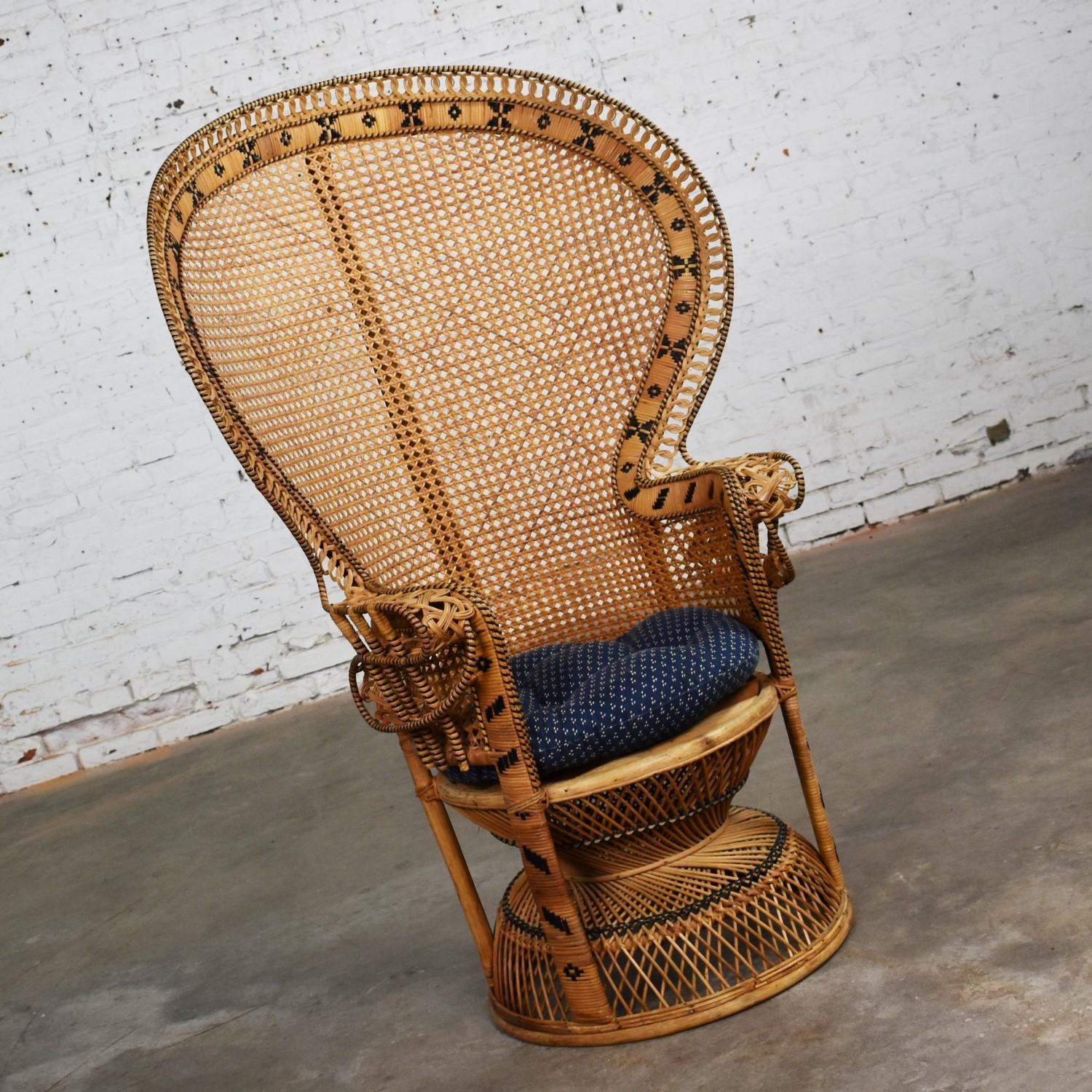 Awesome vintage Bohemian or Hollywood Regency wicker rattan peacock fan back chair. It is in wonderful vintage condition with no outstanding flaws we have detected. It also has a navy-blue small print design seat cushion which, although in good