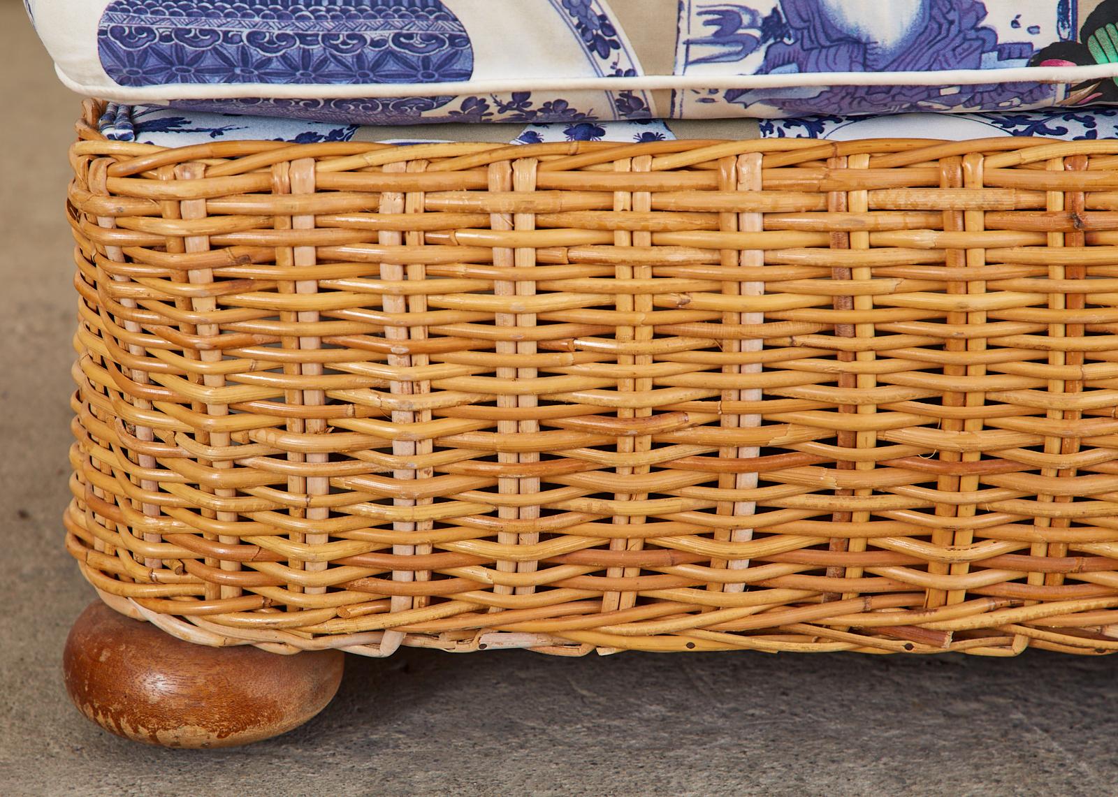 Settee und Sessel aus Korbweide-Rattan mit blauer und weißer Chinoiserie-Polsterung im Angebot 5