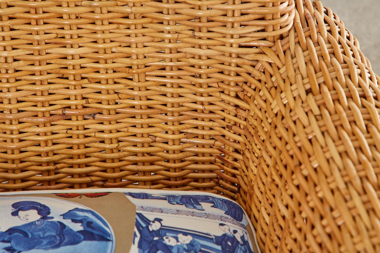 Settee und Sessel aus Korbweide-Rattan mit blauer und weißer Chinoiserie-Polsterung im Angebot 10