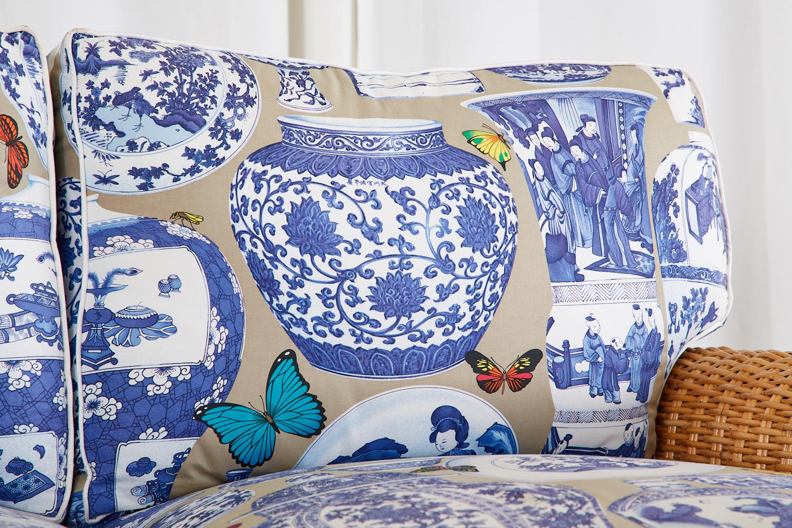 Canapé et fauteuil en rotin de Whiting Chinoiserie Tapisserie bleue et blanche en vente 11