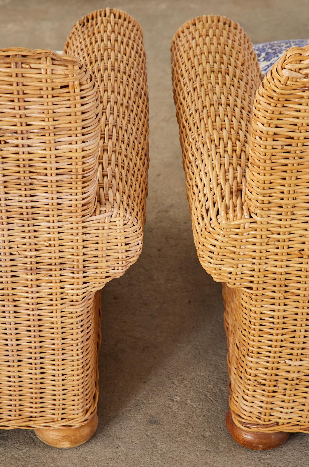 Settee und Sessel aus Korbweide-Rattan mit blauer und weißer Chinoiserie-Polsterung im Angebot 12