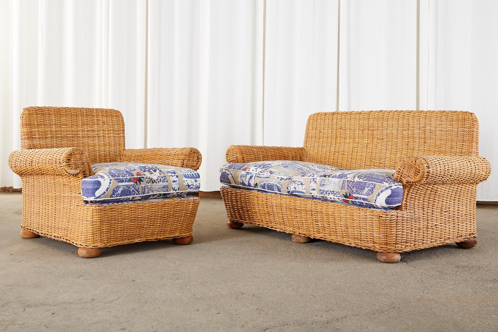 Settee und Sessel aus Korbweide-Rattan mit blauer und weißer Chinoiserie-Polsterung (Organische Moderne) im Angebot