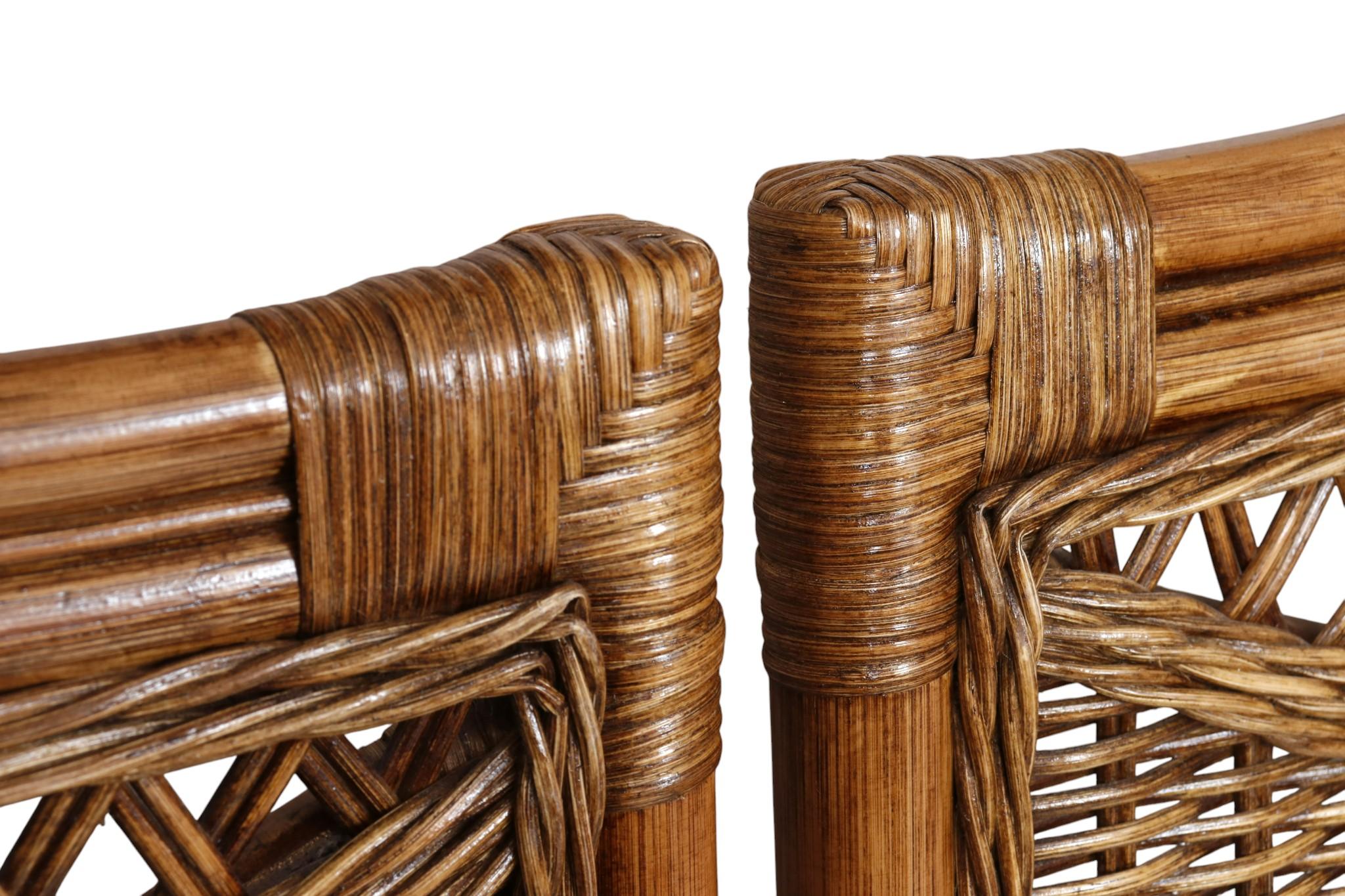 Una coppia di testiere costiere a due piazze realizzate in bambù e vimini intrecciato in rattan. I telai in bambù con binari ad arco serpeggiante sono decorati con reticoli aperti e incorniciano il rattan intrecciato con diamanti in stile Heywood