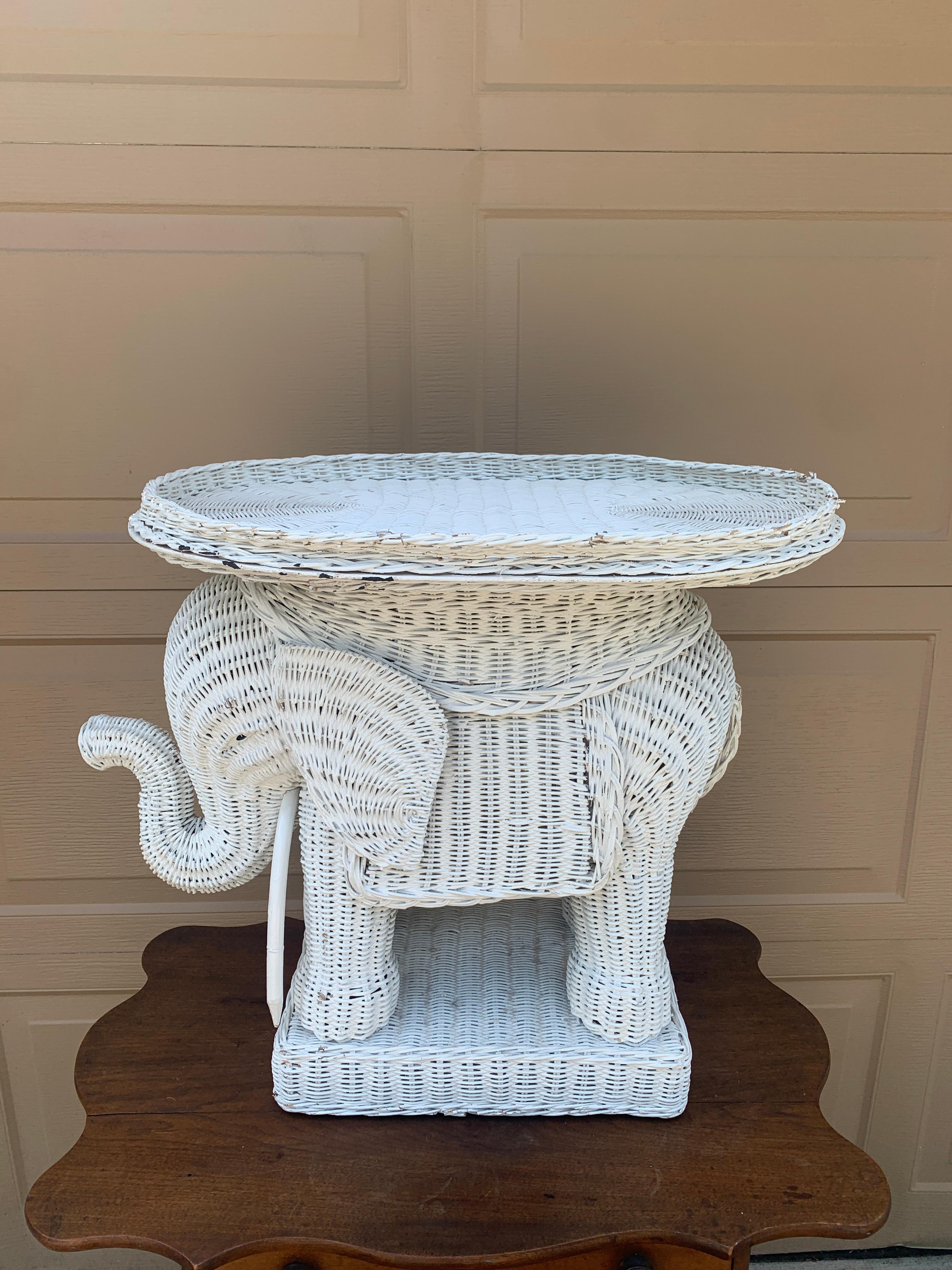 Tabouret de jardin ou table d'appoint éléphant blanc en osier et rotin, 1970 en vente 3