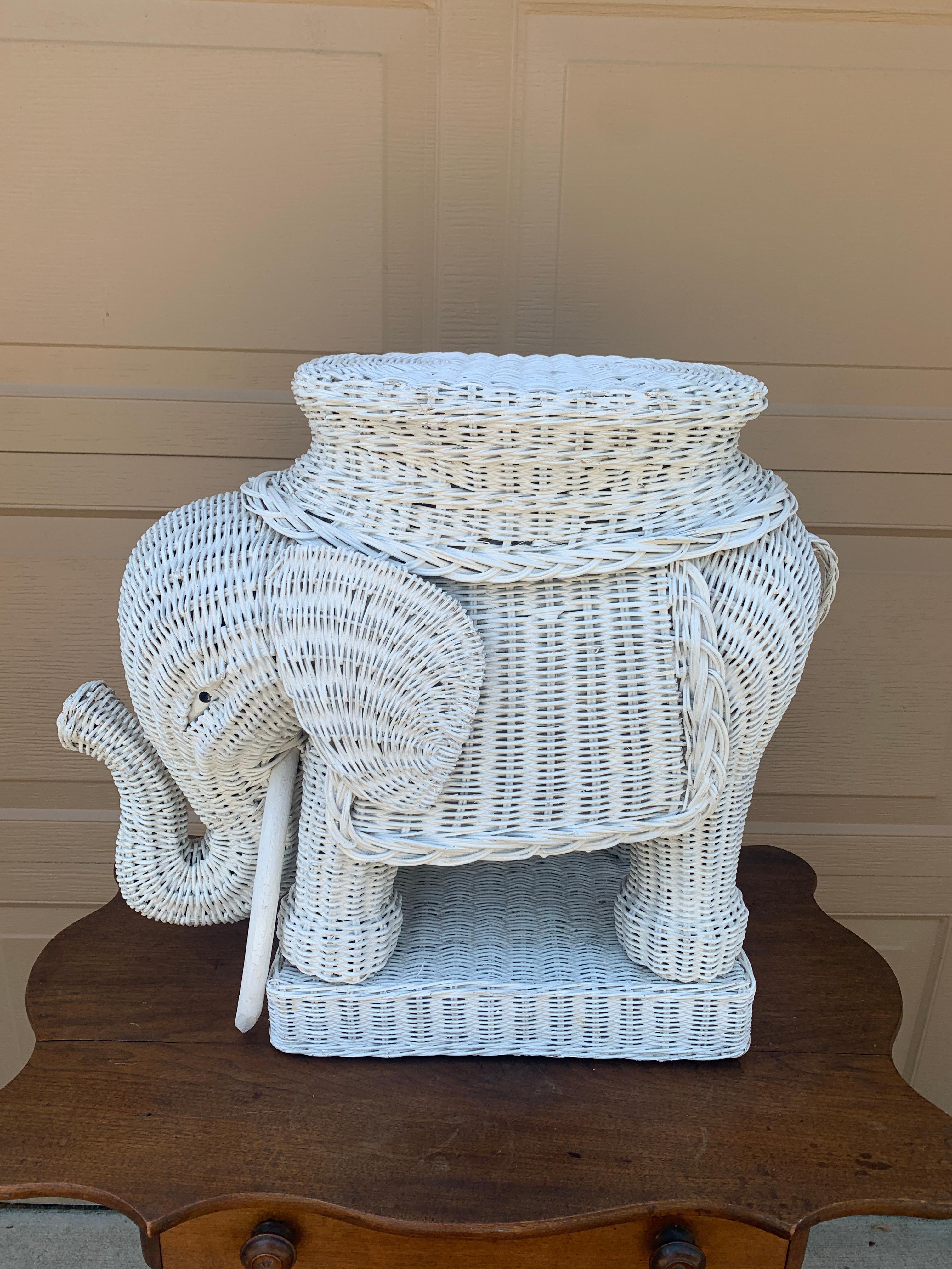 Sgabello o tavolino da giardino Elefante bianco in vimini e rattan, anni '70 in vendita 4