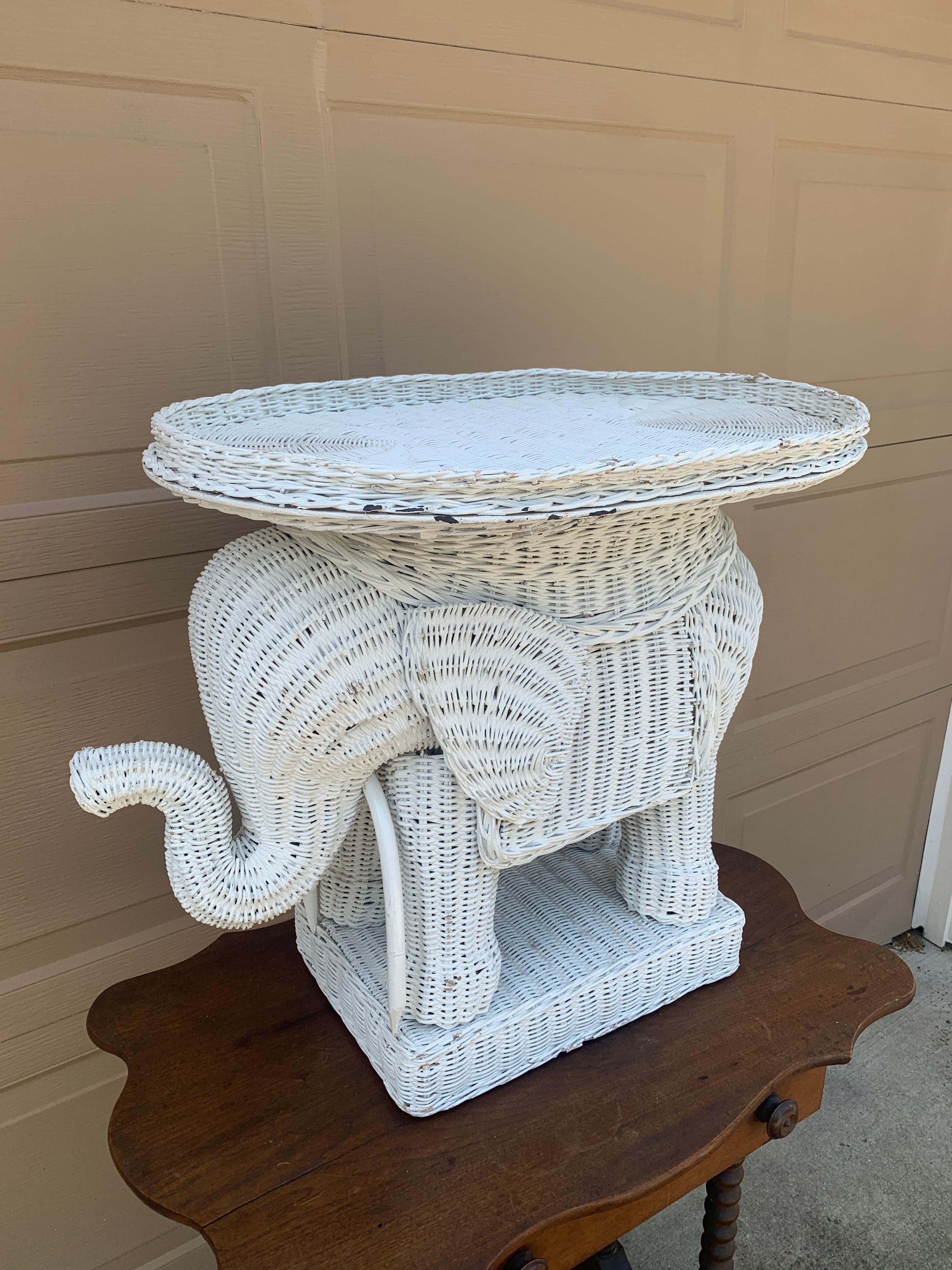 Tabouret de jardin ou table d'appoint éléphant blanc en osier et rotin, 1970 en vente 4