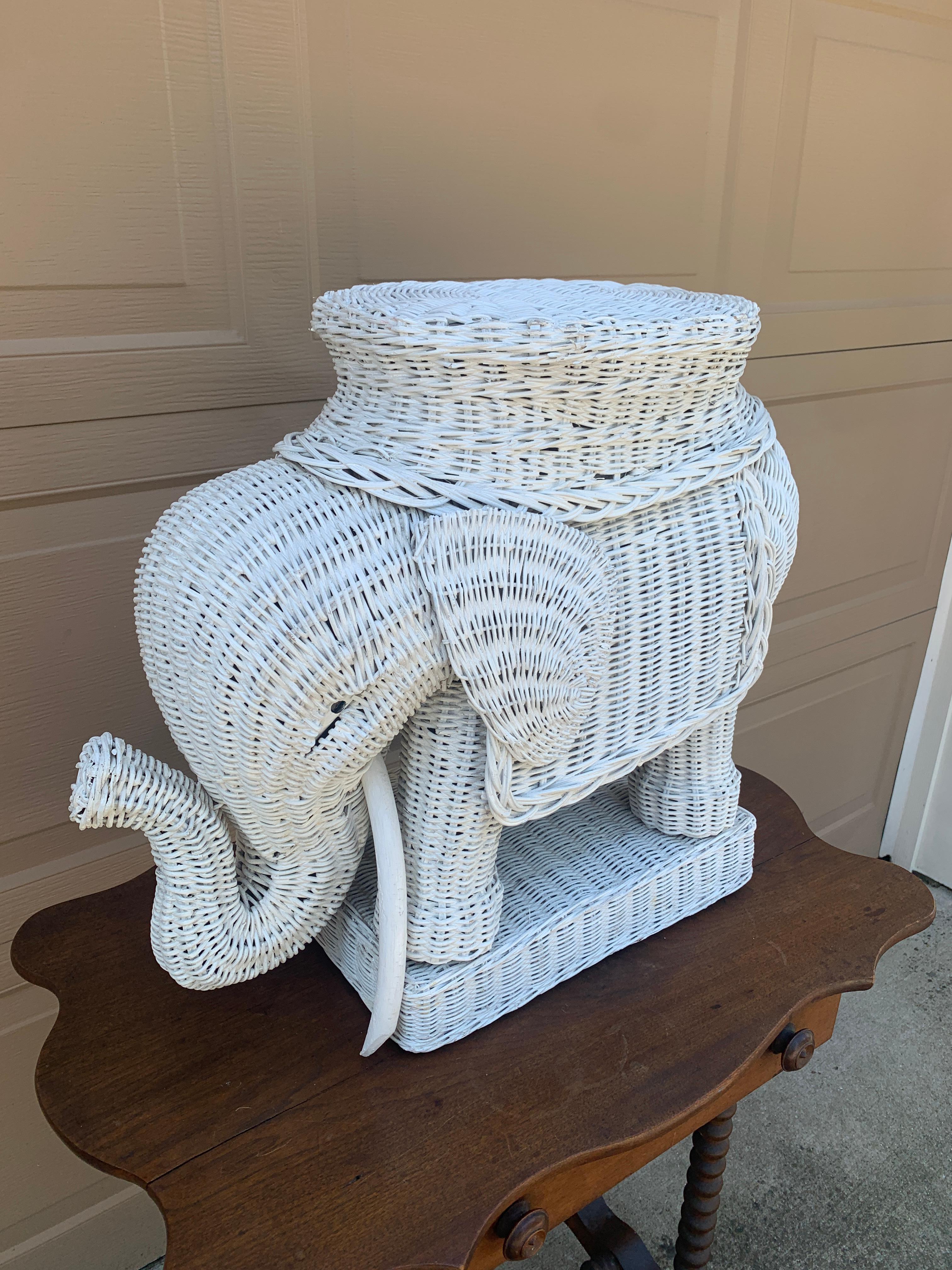 Sgabello o tavolino da giardino Elefante bianco in vimini e rattan, anni '70 in vendita 5
