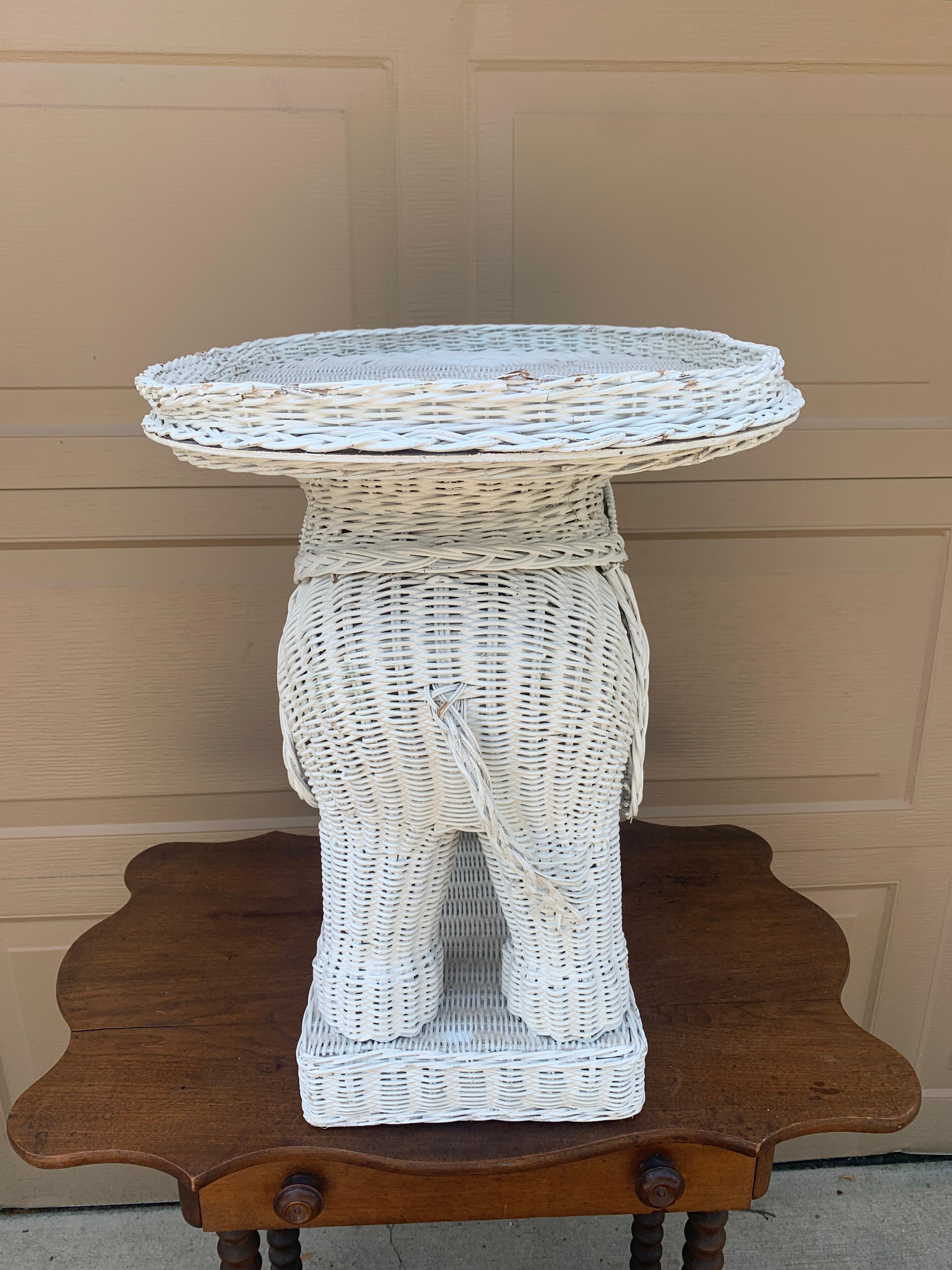 Tabouret de jardin ou table d'appoint éléphant blanc en osier et rotin, 1970 en vente 5