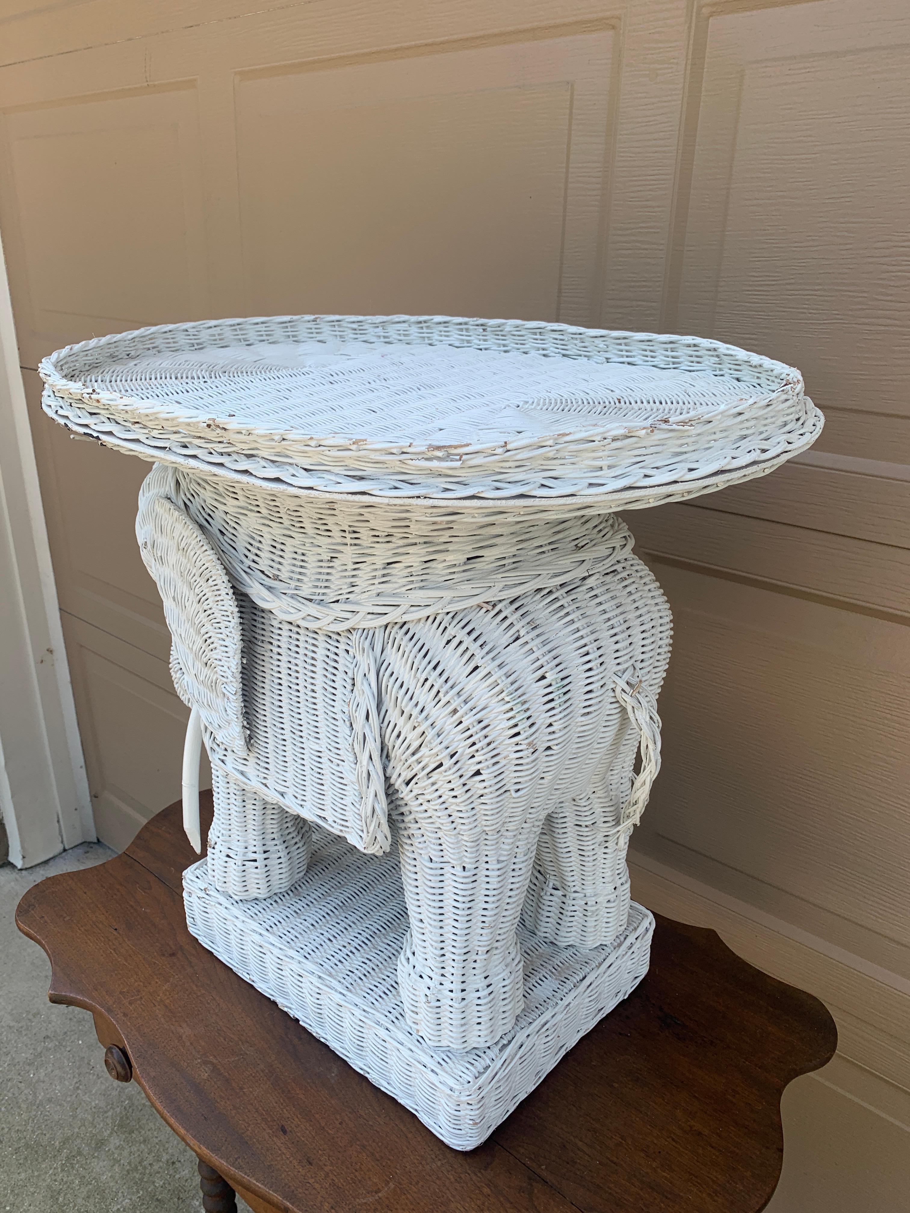Tabouret de jardin ou table d'appoint éléphant blanc en osier et rotin, 1970 en vente 6