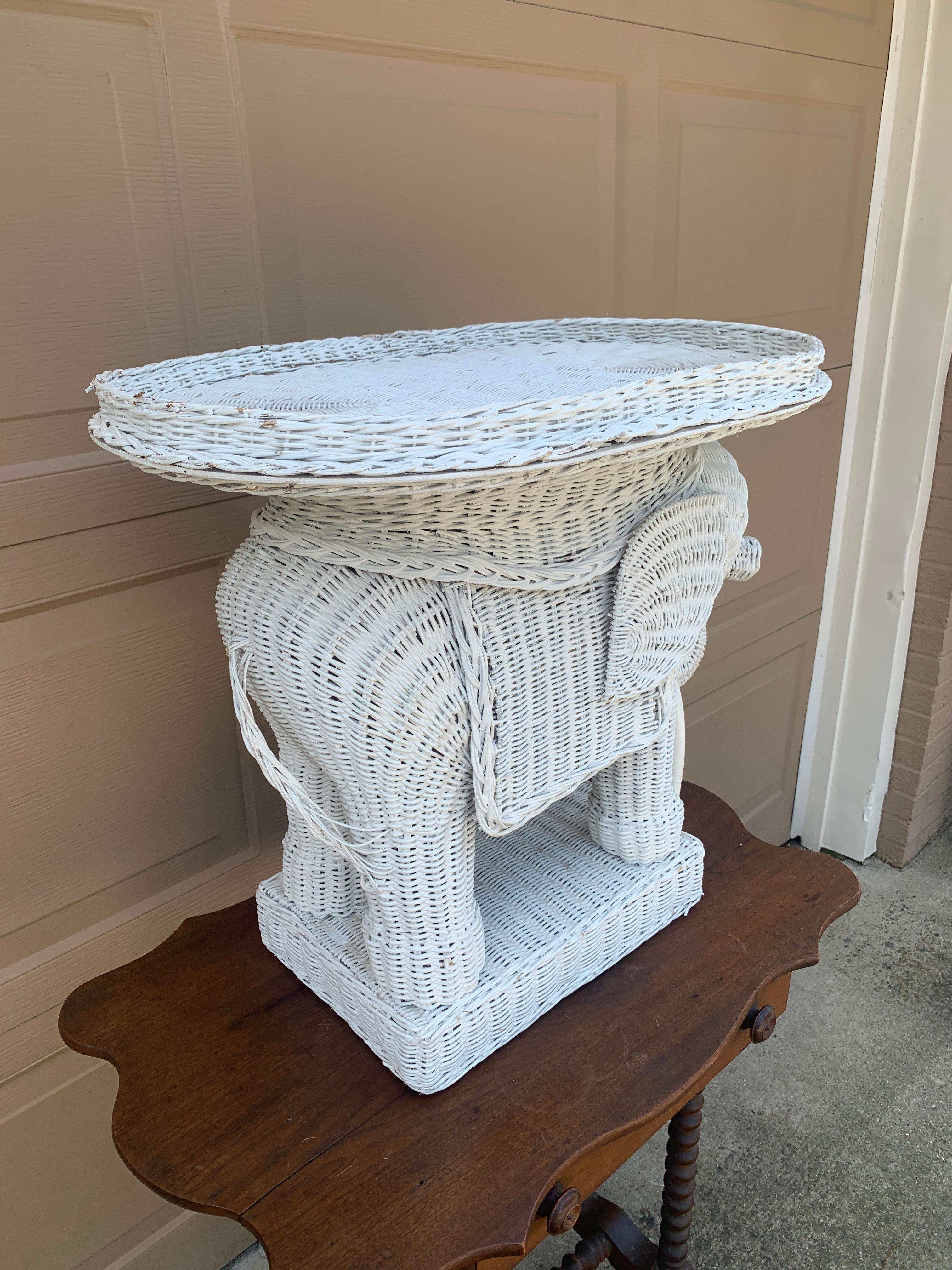 Tabouret de jardin ou table d'appoint éléphant blanc en osier et rotin, 1970 en vente 7