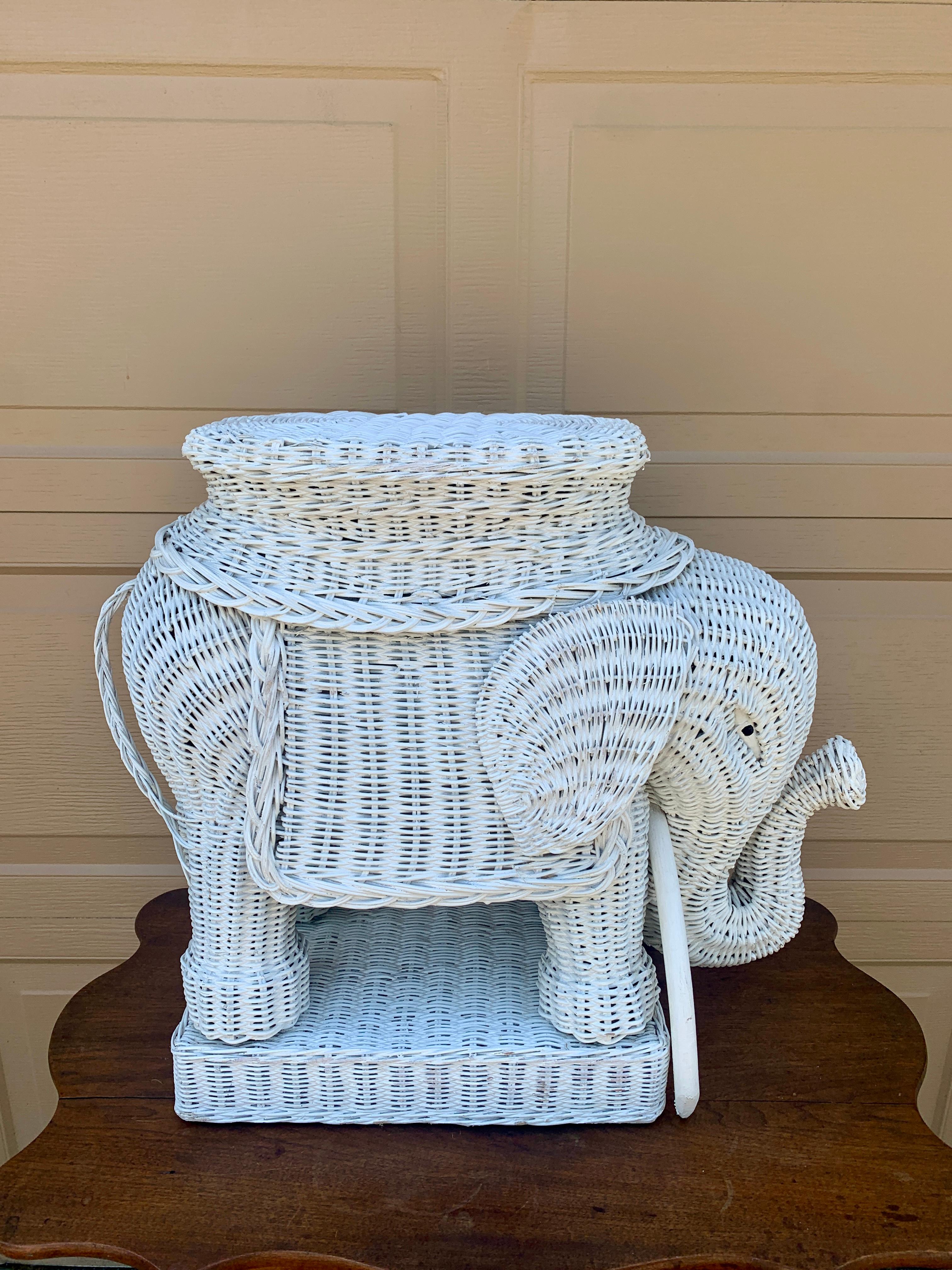 Un incantevole sgabello o tavolino da giardino a forma di elefante bianco in vimini e rattan del Mid-Century

USA, circa anni '1970

Misure: 25
