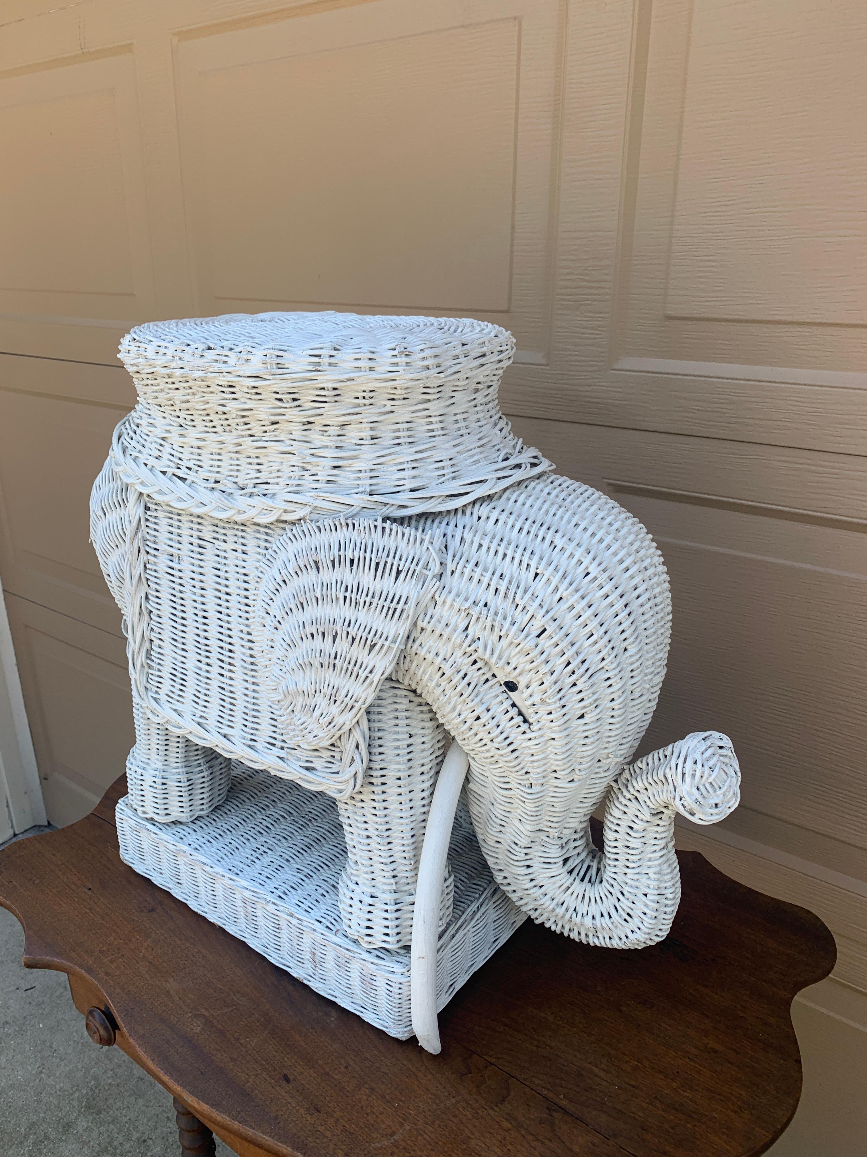 Bohémien Sgabello o tavolino da giardino Elefante bianco in vimini e rattan, anni '70 in vendita