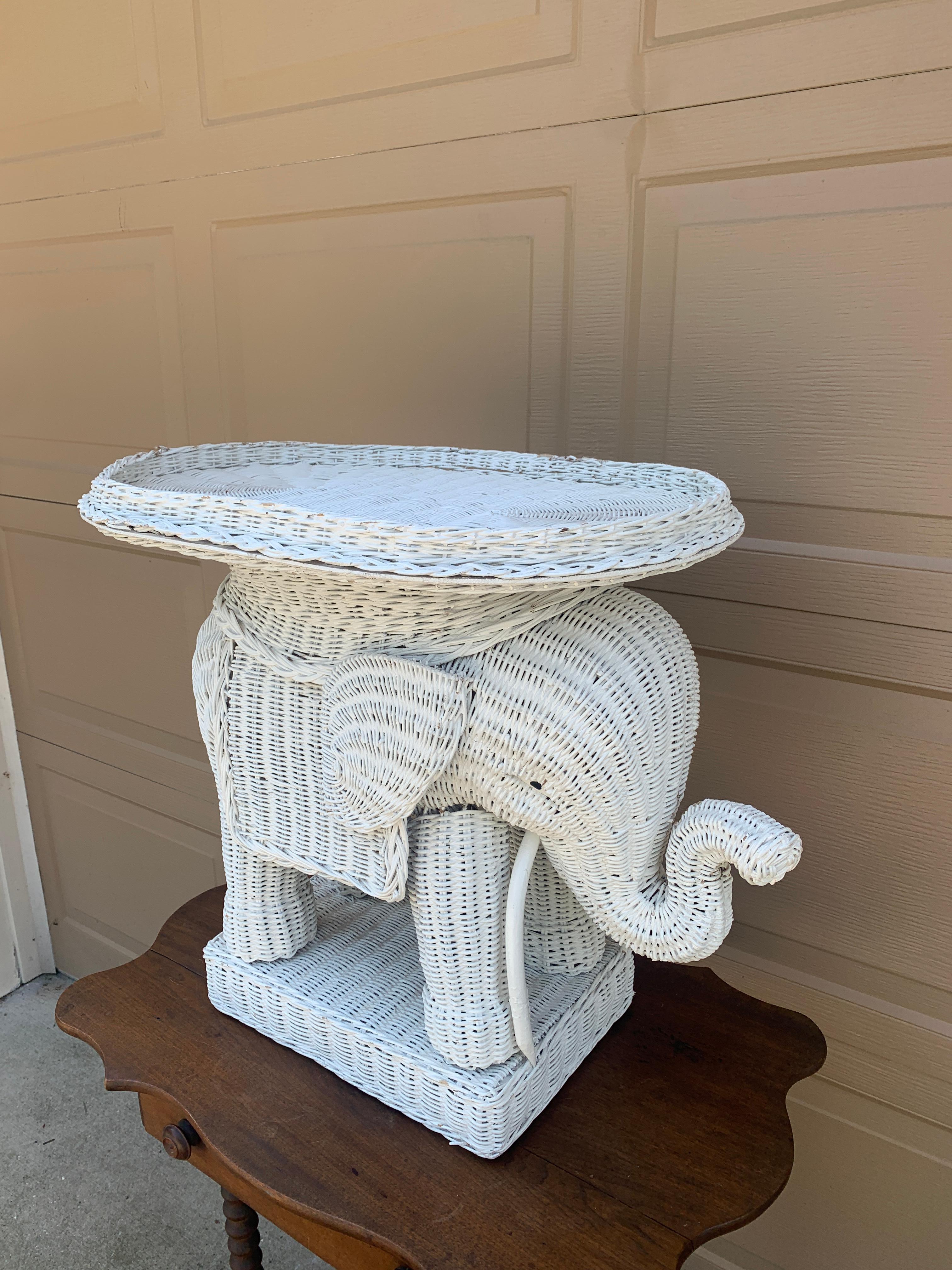 Bohème Tabouret de jardin ou table d'appoint éléphant blanc en osier et rotin, 1970 en vente