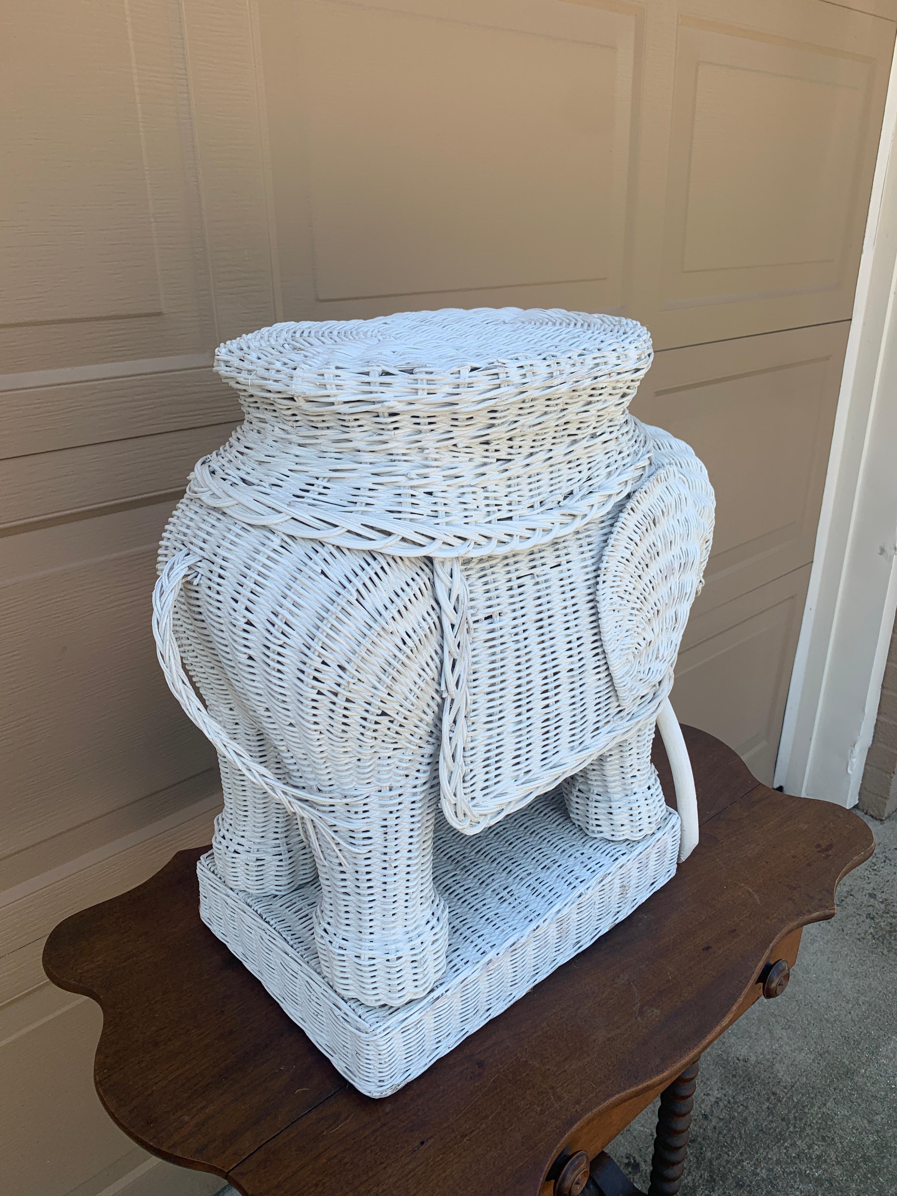 Americano Sgabello o tavolino da giardino Elefante bianco in vimini e rattan, anni '70 in vendita