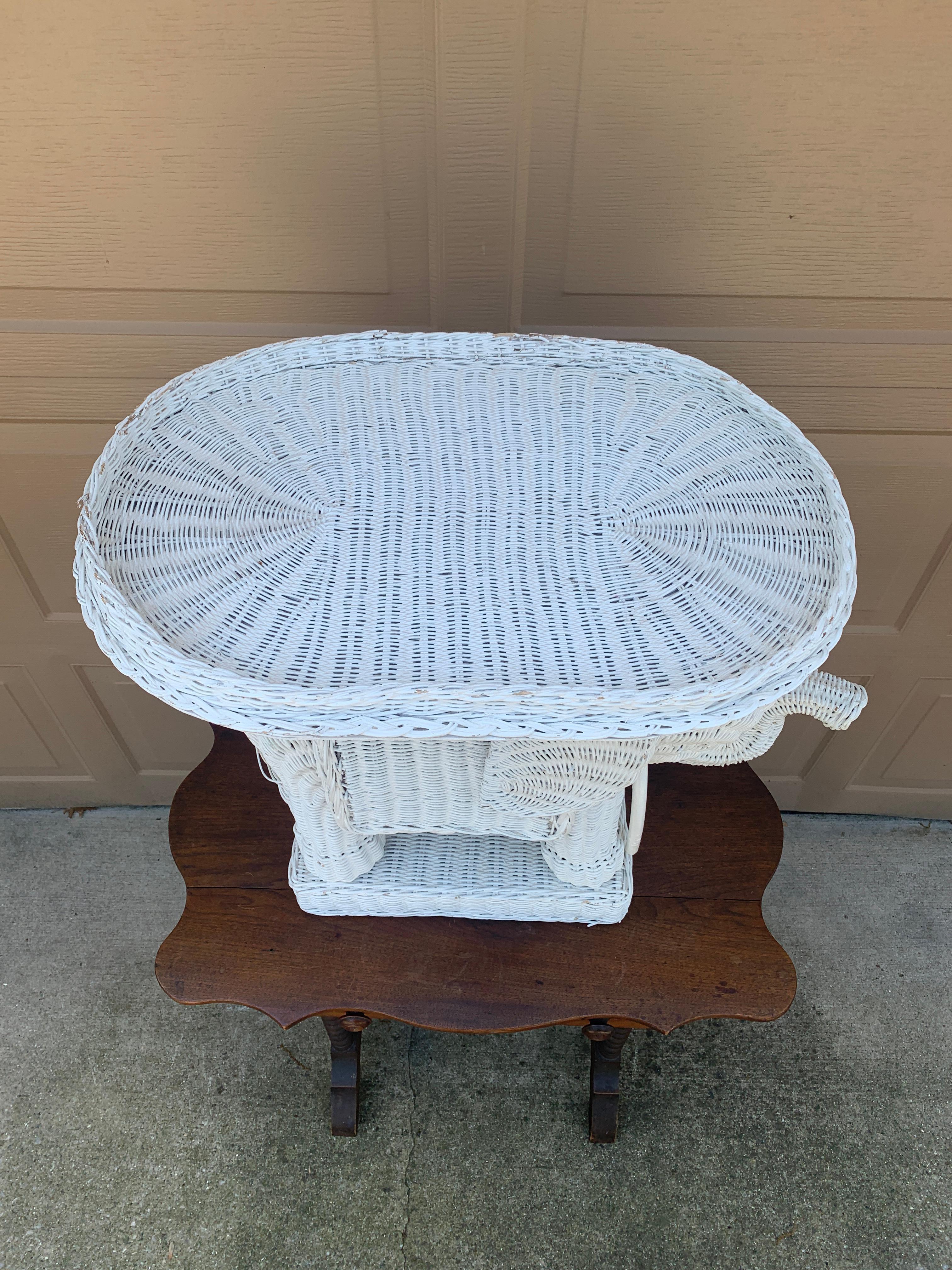 Américain Tabouret de jardin ou table d'appoint éléphant blanc en osier et rotin, 1970 en vente
