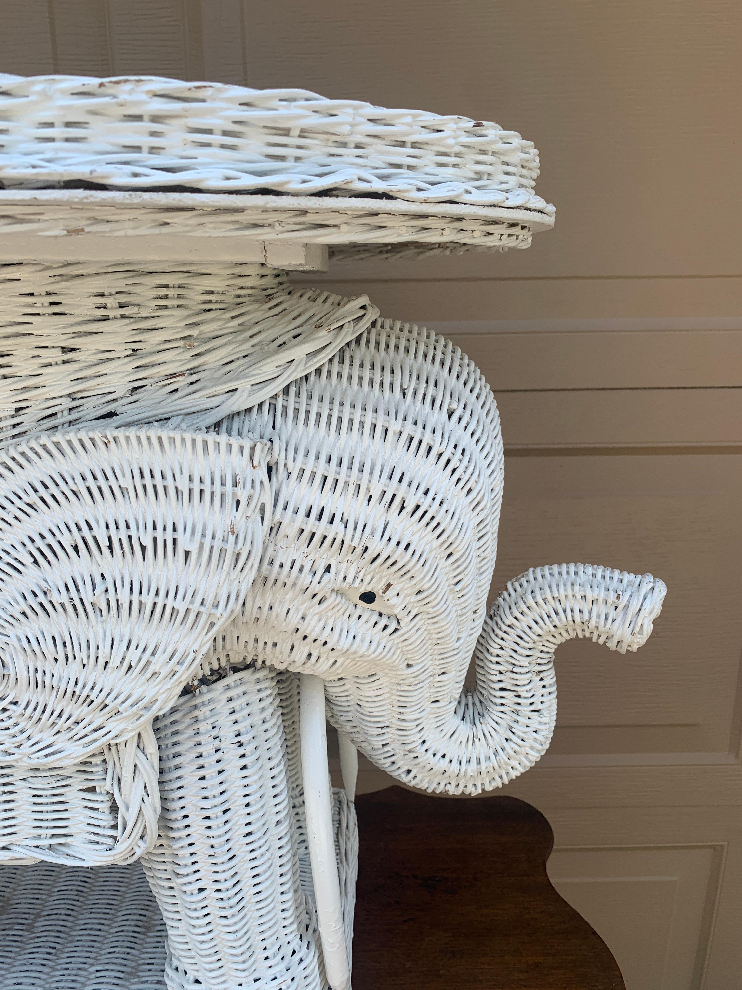 Tabouret de jardin ou table d'appoint éléphant blanc en osier et rotin, 1970 Bon état - En vente à Elkhart, IN