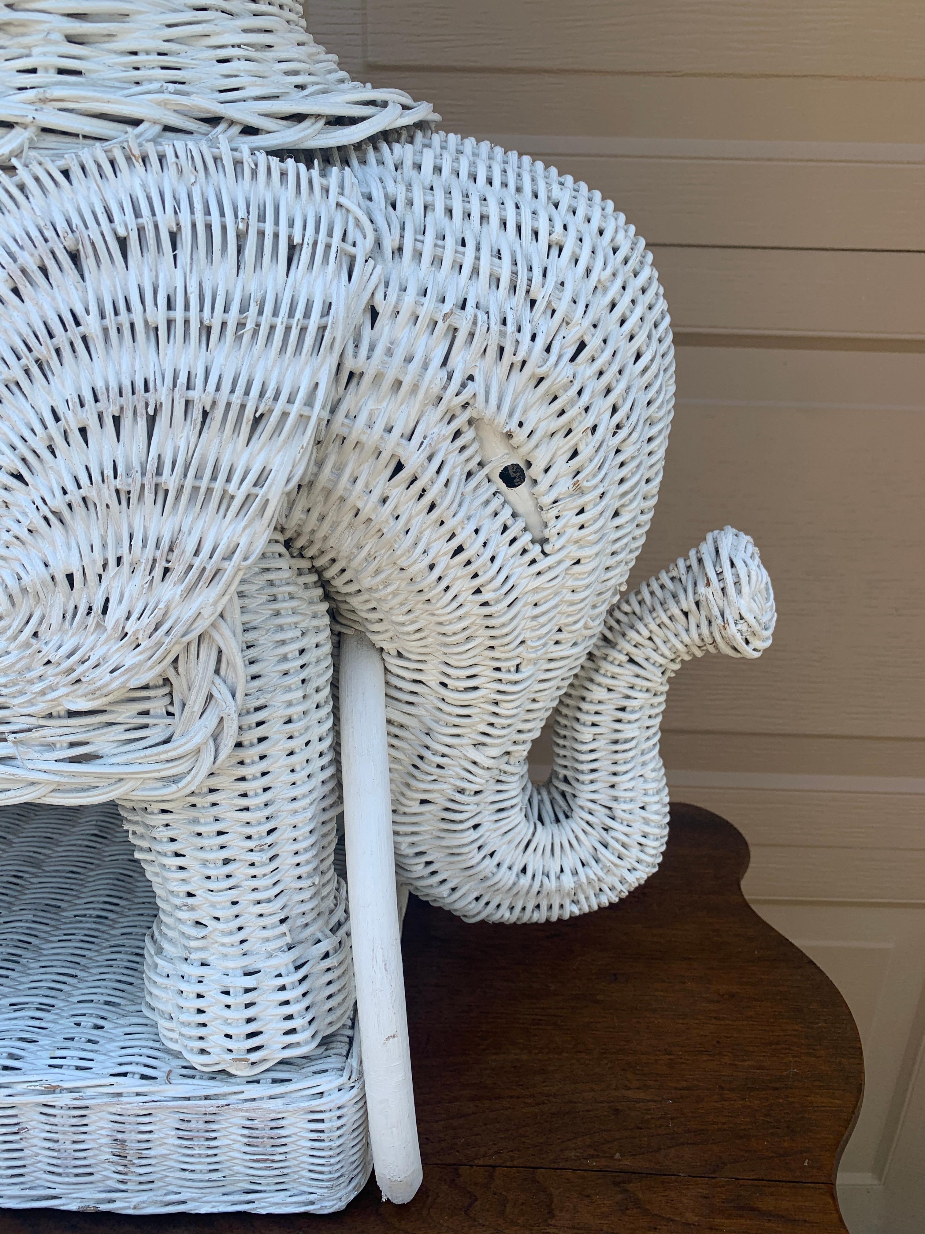Fine XX secolo Sgabello o tavolino da giardino Elefante bianco in vimini e rattan, anni '70 in vendita