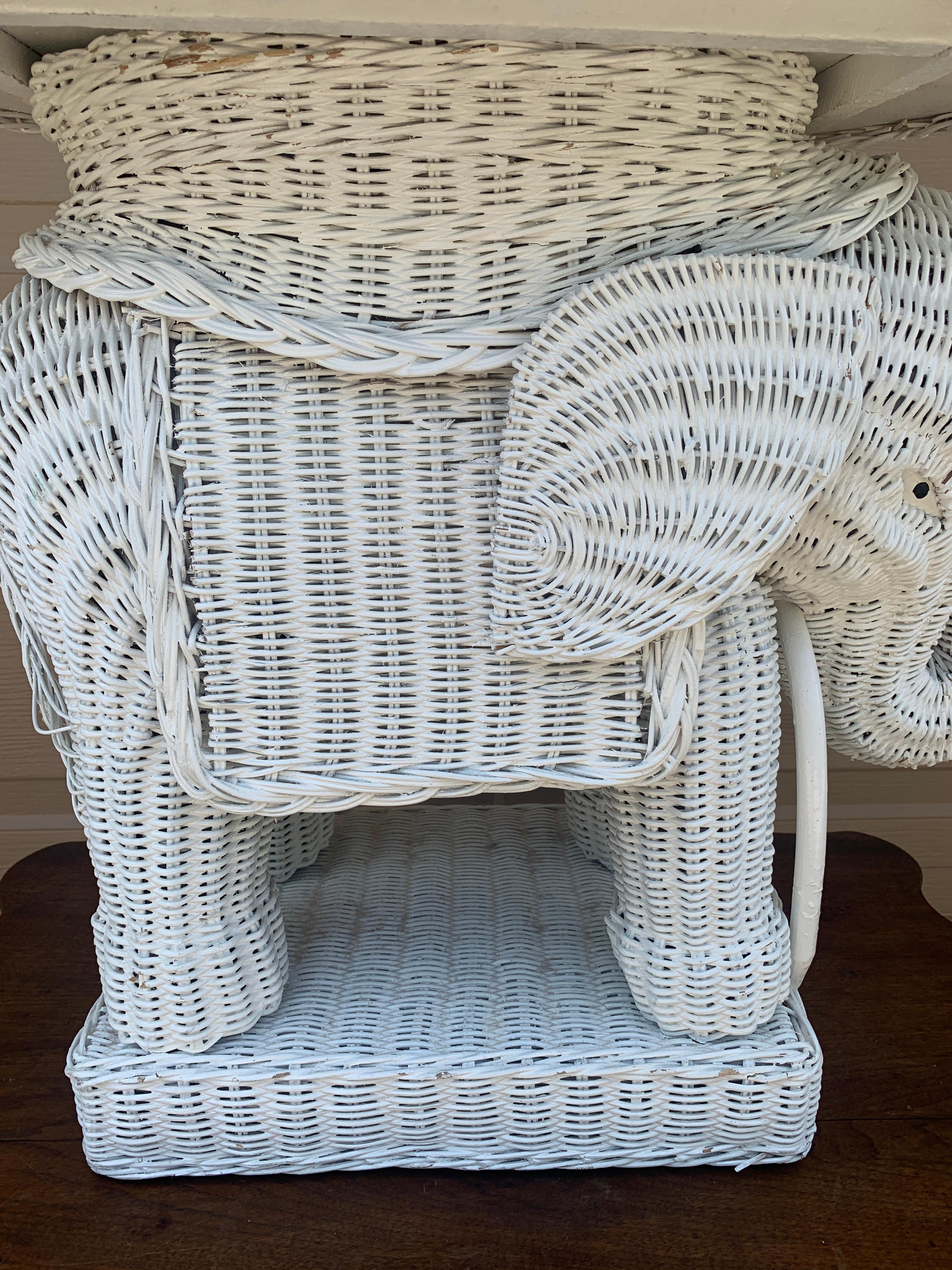 Fin du 20e siècle Tabouret de jardin ou table d'appoint éléphant blanc en osier et rotin, 1970 en vente