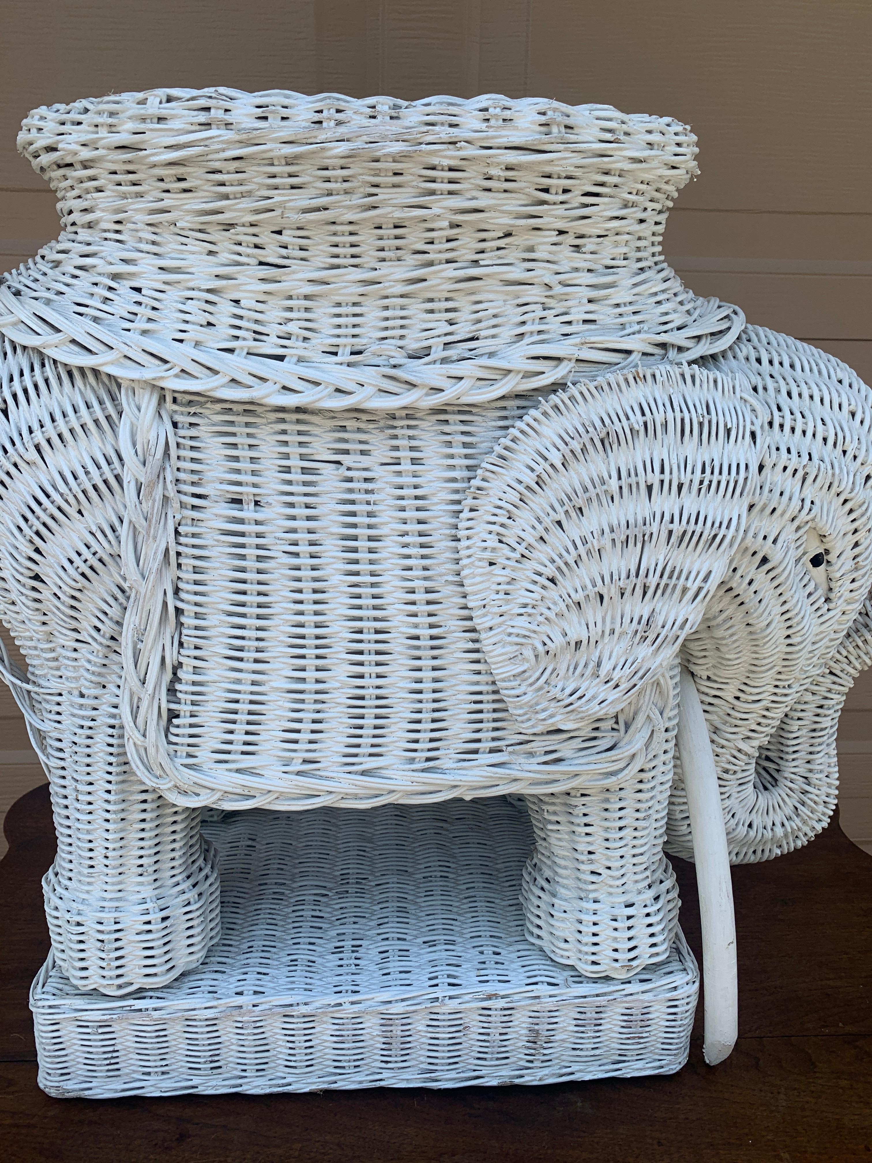 Vimini Sgabello o tavolino da giardino Elefante bianco in vimini e rattan, anni '70 in vendita