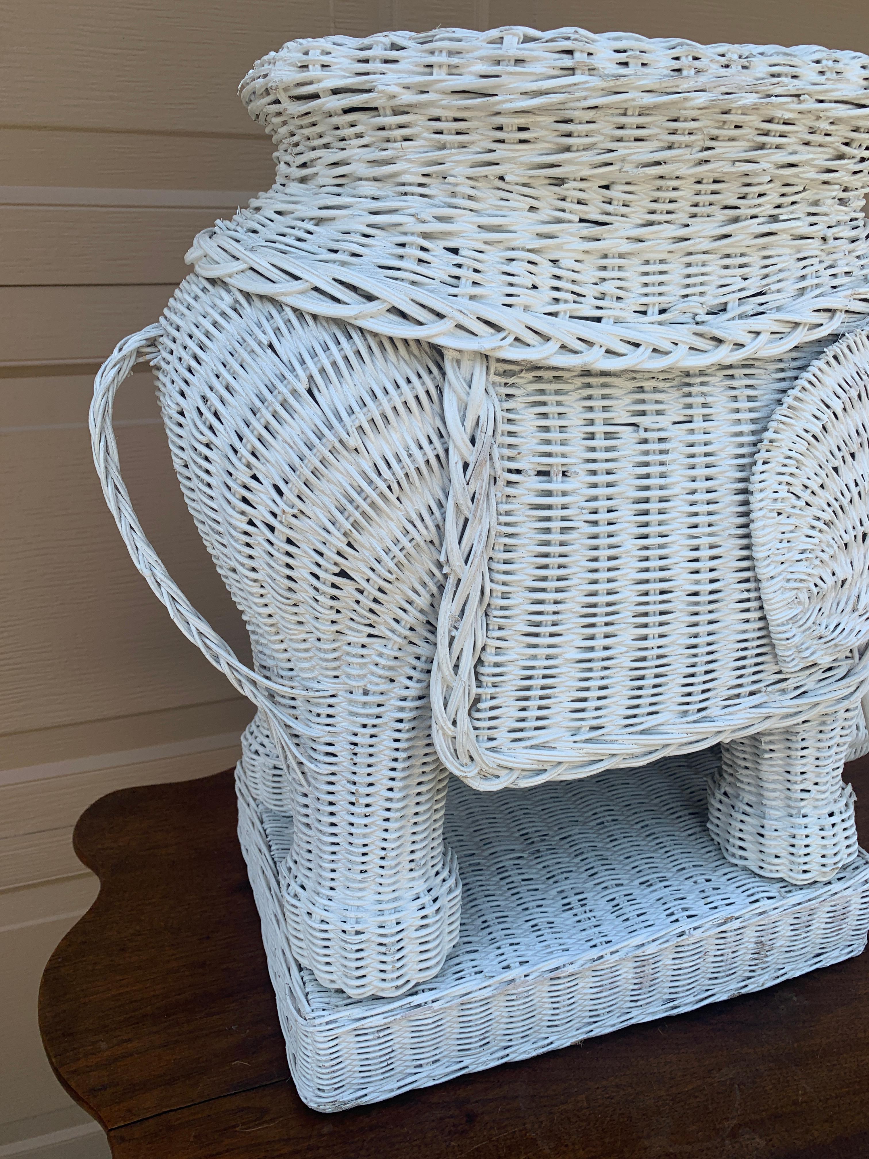 Sgabello o tavolino da giardino Elefante bianco in vimini e rattan, anni '70 in vendita 1