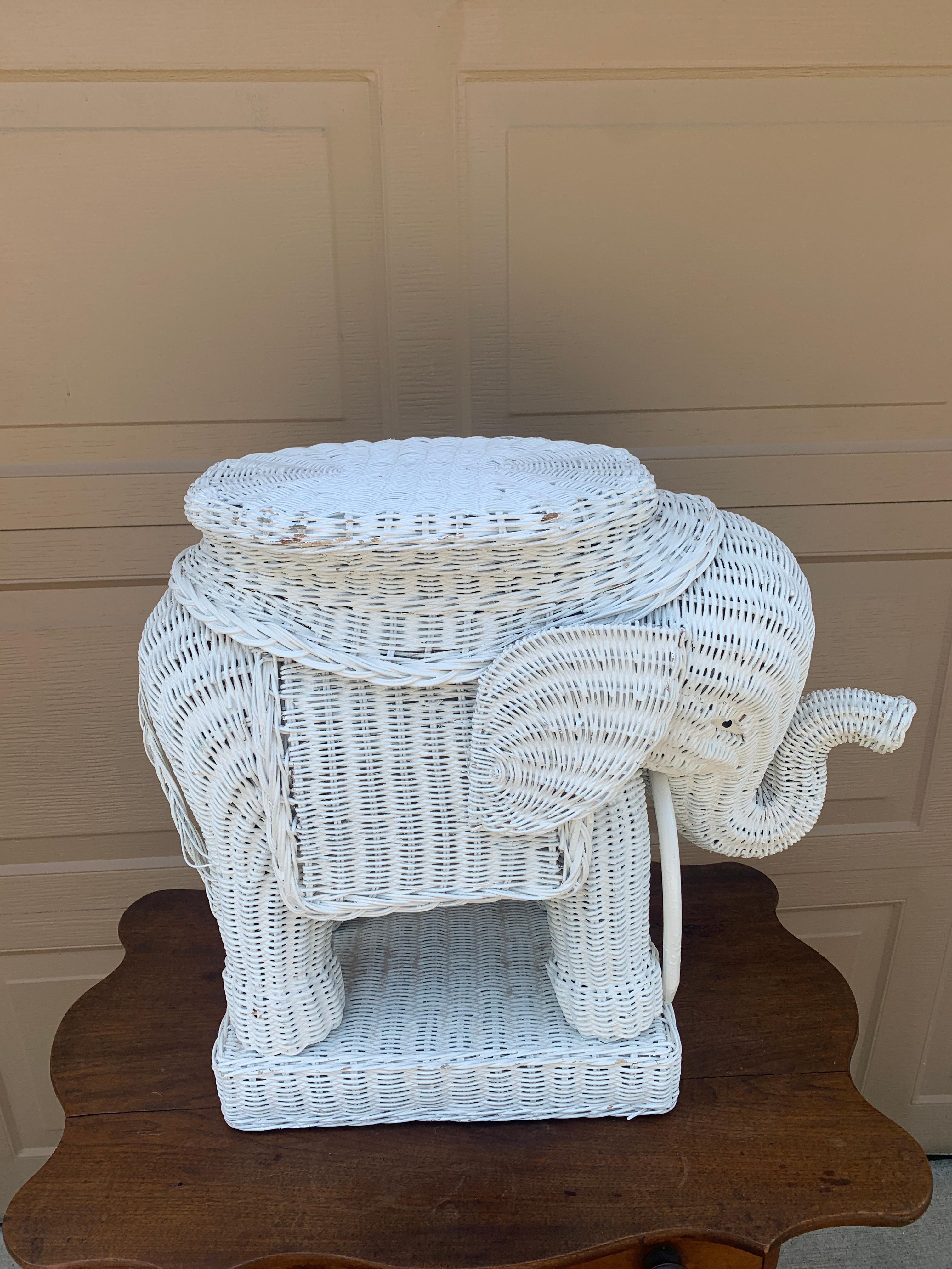 Tabouret de jardin ou table d'appoint éléphant blanc en osier et rotin, 1970 en vente 1
