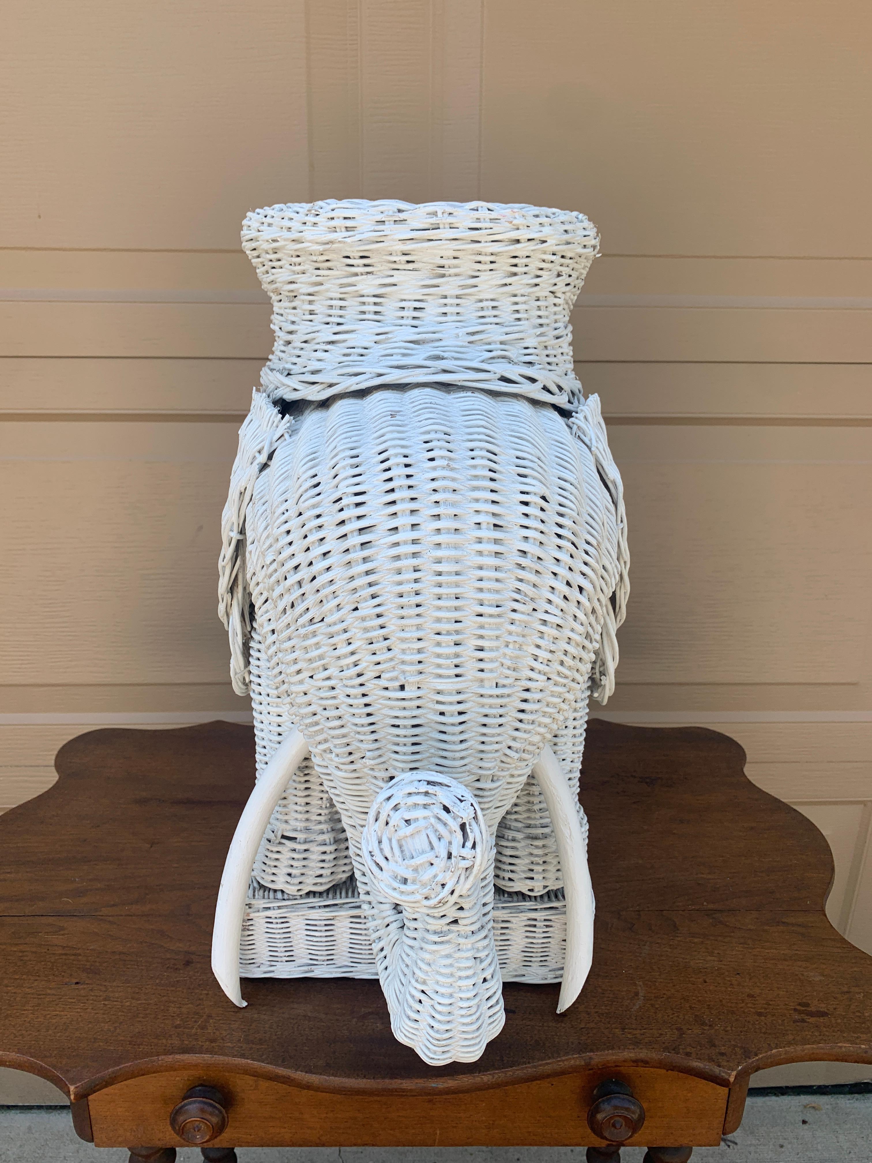 Sgabello o tavolino da giardino Elefante bianco in vimini e rattan, anni '70 in vendita 2