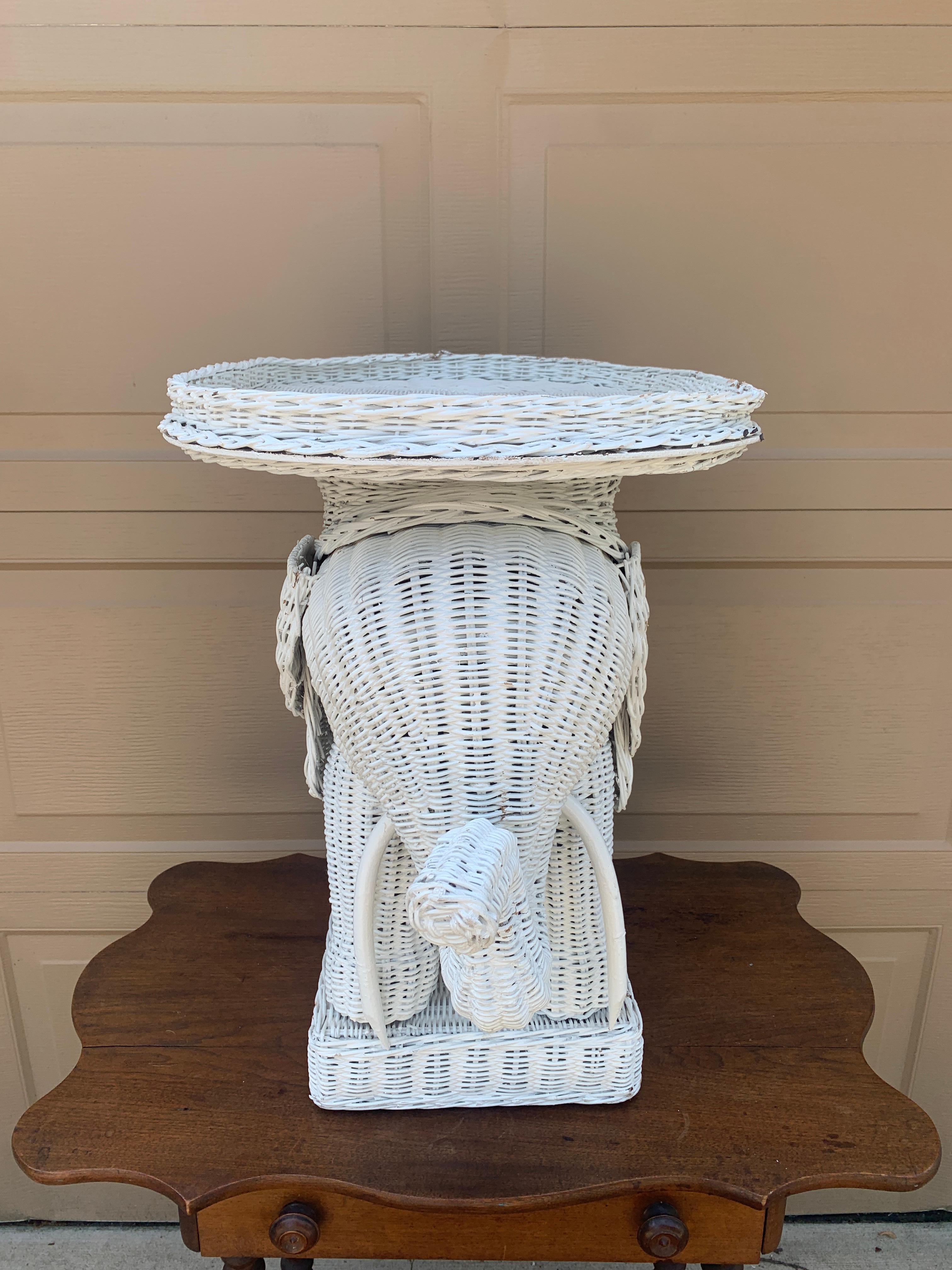 Tabouret de jardin ou table d'appoint éléphant blanc en osier et rotin, 1970 en vente 2