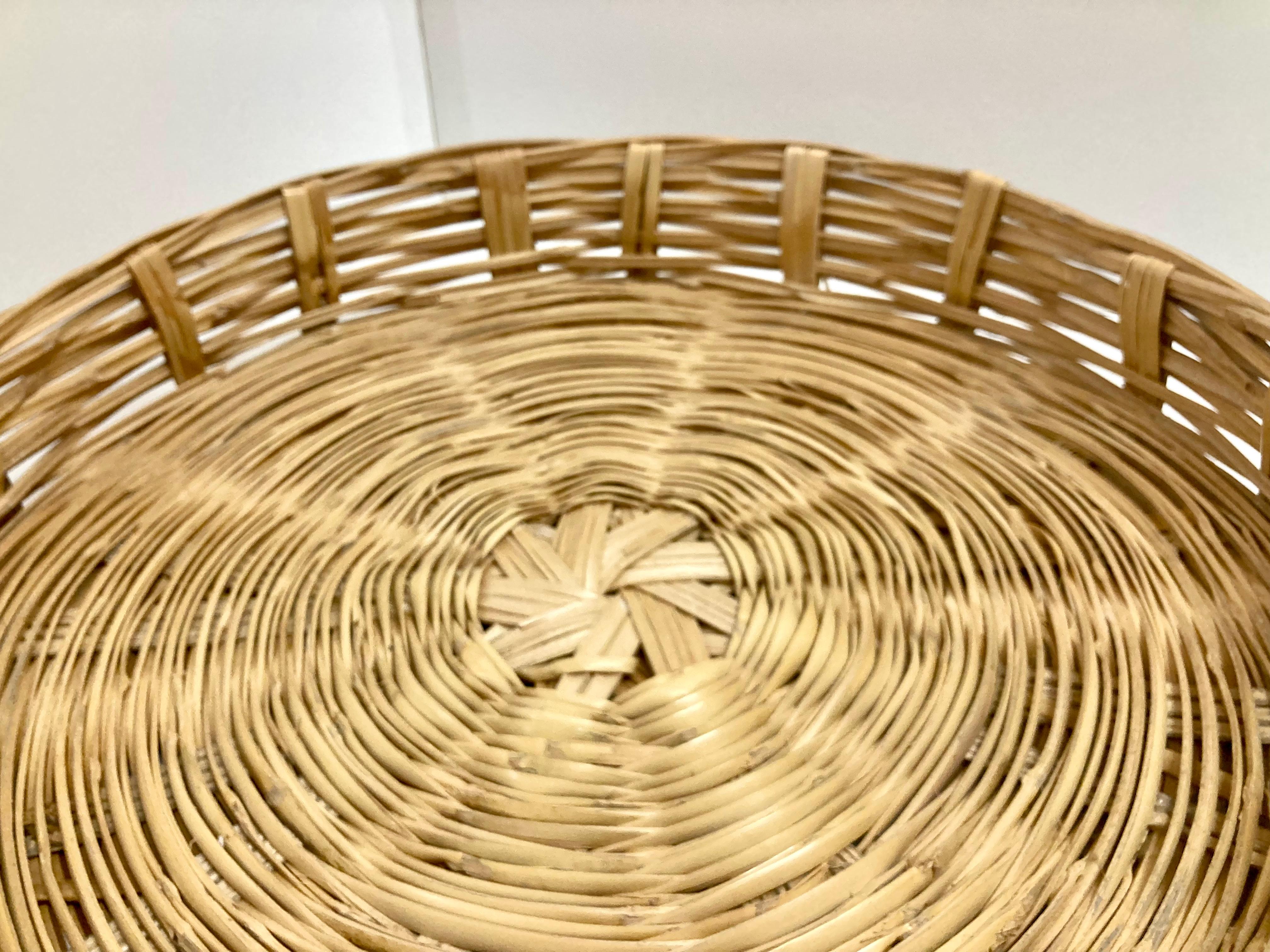 Late 20th Century Wicker Round Breakfast Tray For Sale
