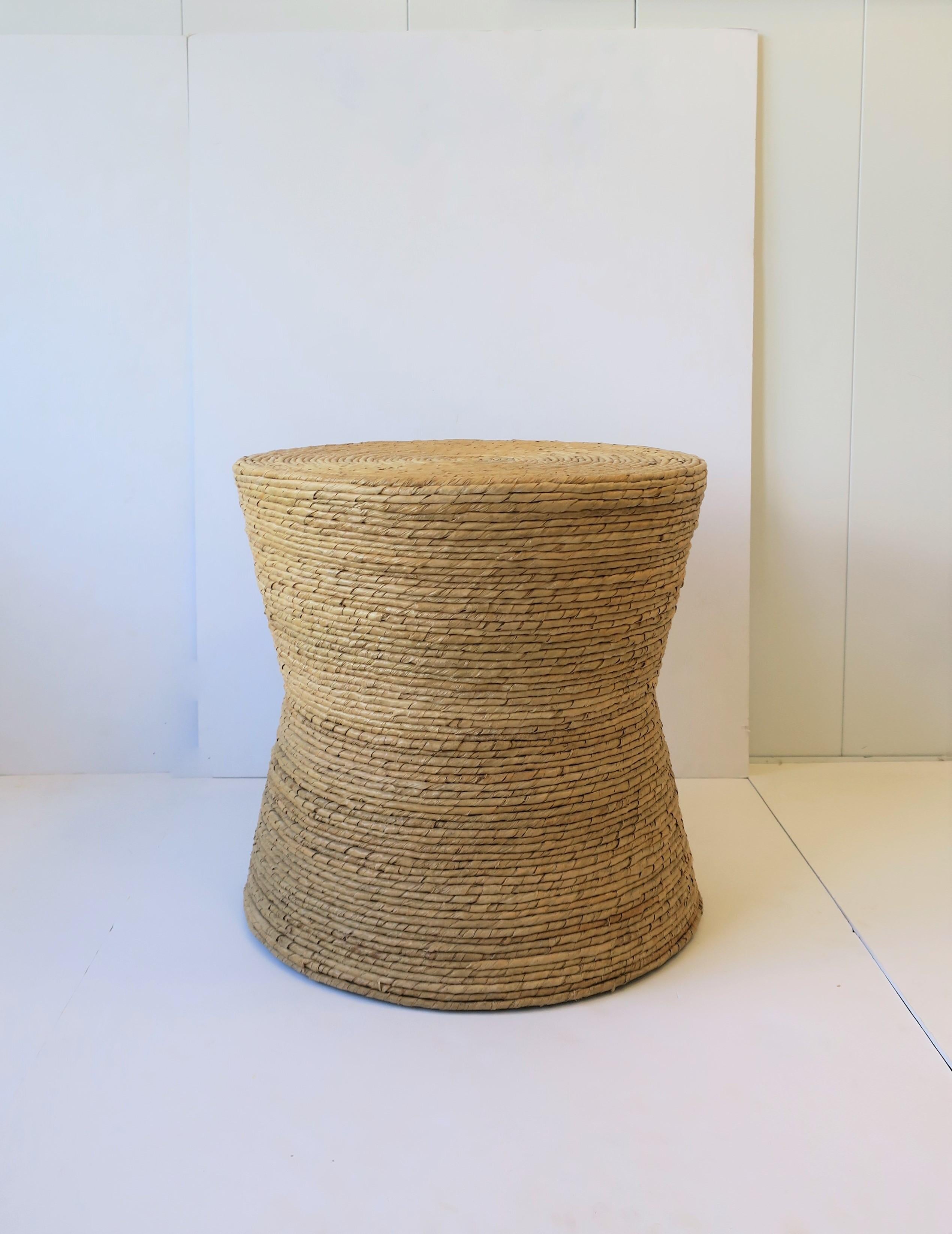A beautiful wicker round side or end table with hourglass shape. 

Table measures: 19