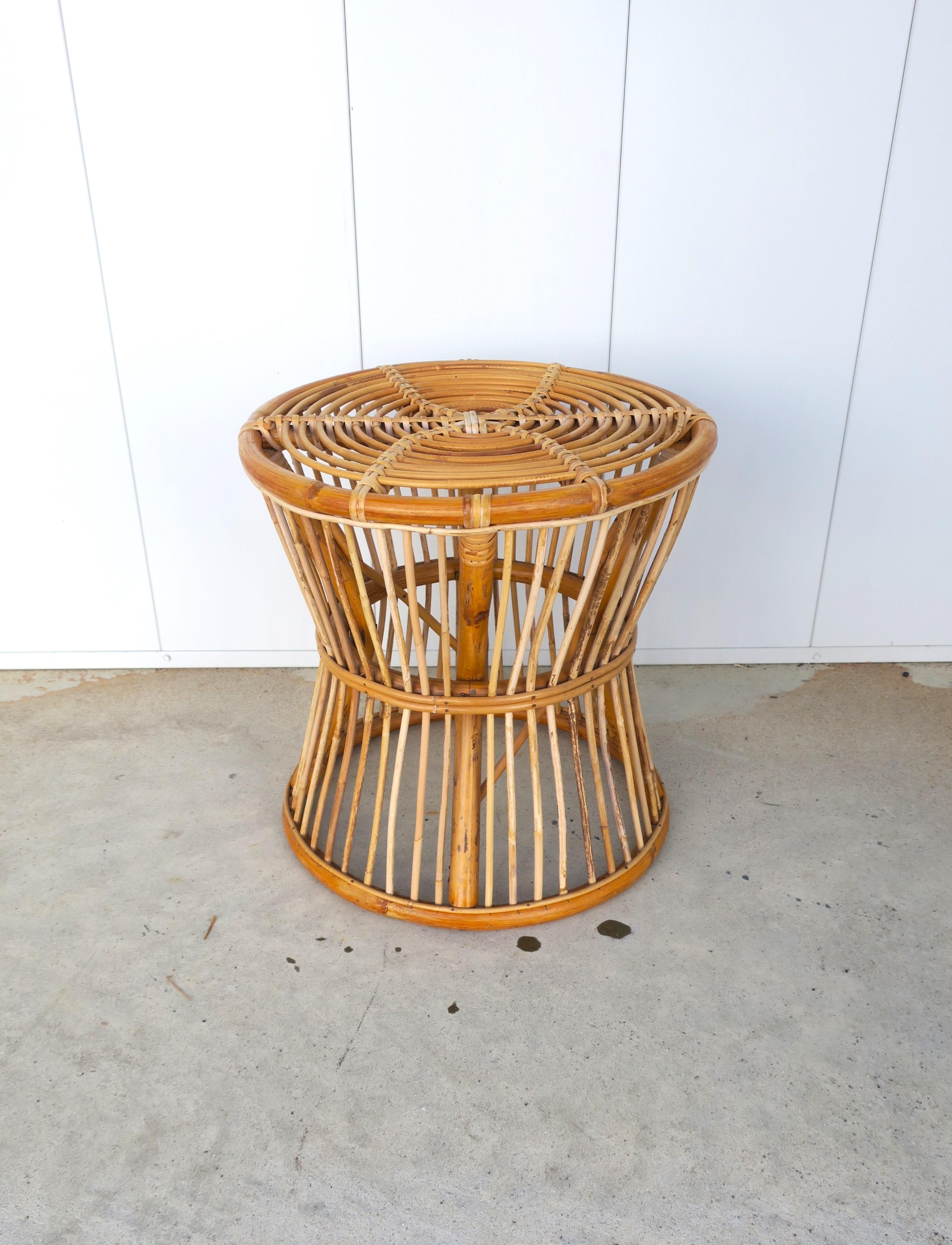 A wicker stool or side drinks table in the style of Italian designer Franco Albini in the modern/Midcentury Modern style, circa mid to late-20th century. Great as a stool or great as a side/drinks table as shown. Measurements: 17.88